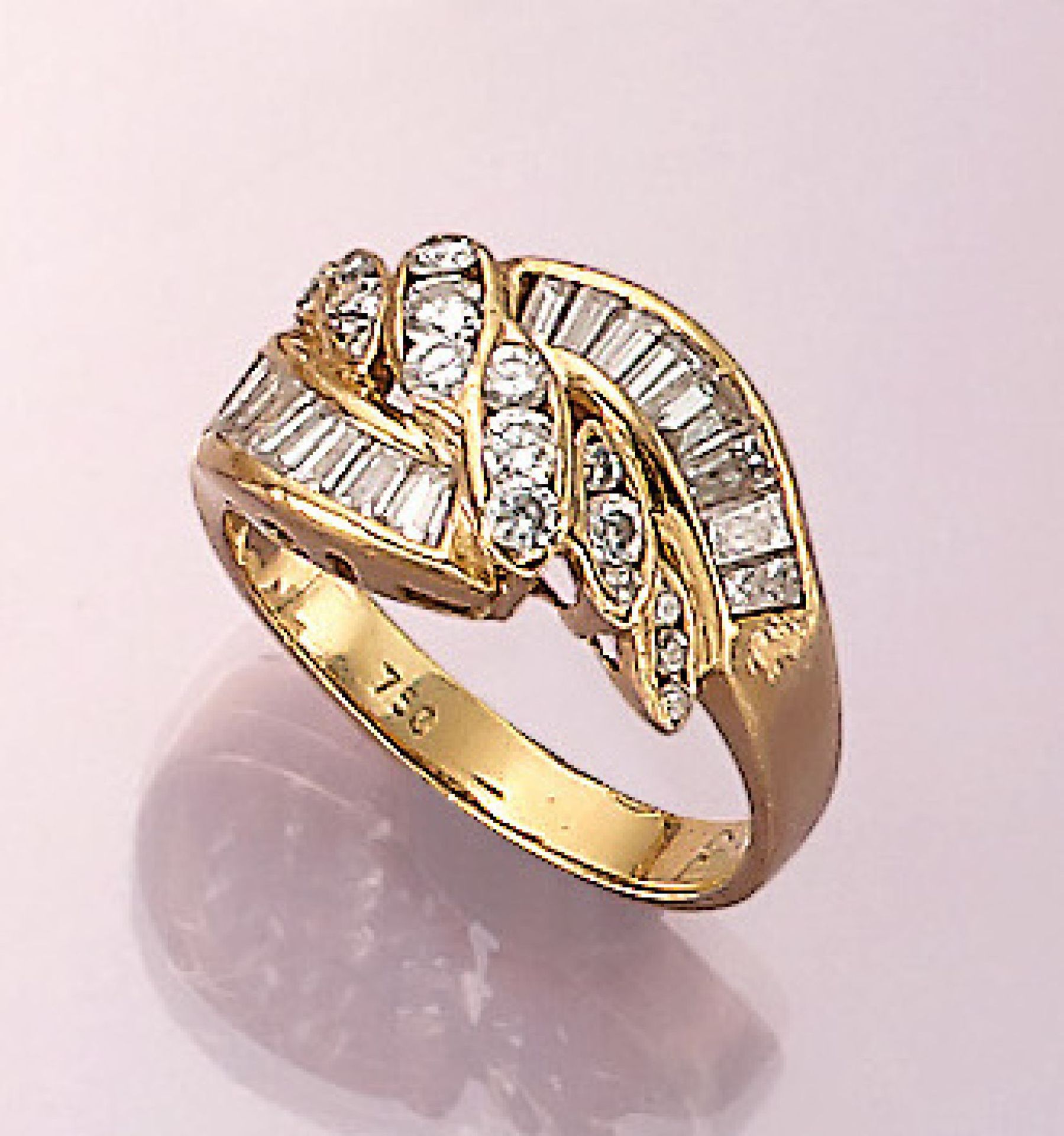 18 kt Gold Ring mit Diamanten und Brillanten, GG 750/000, Diamant-Baguettes und Brillanten zus.