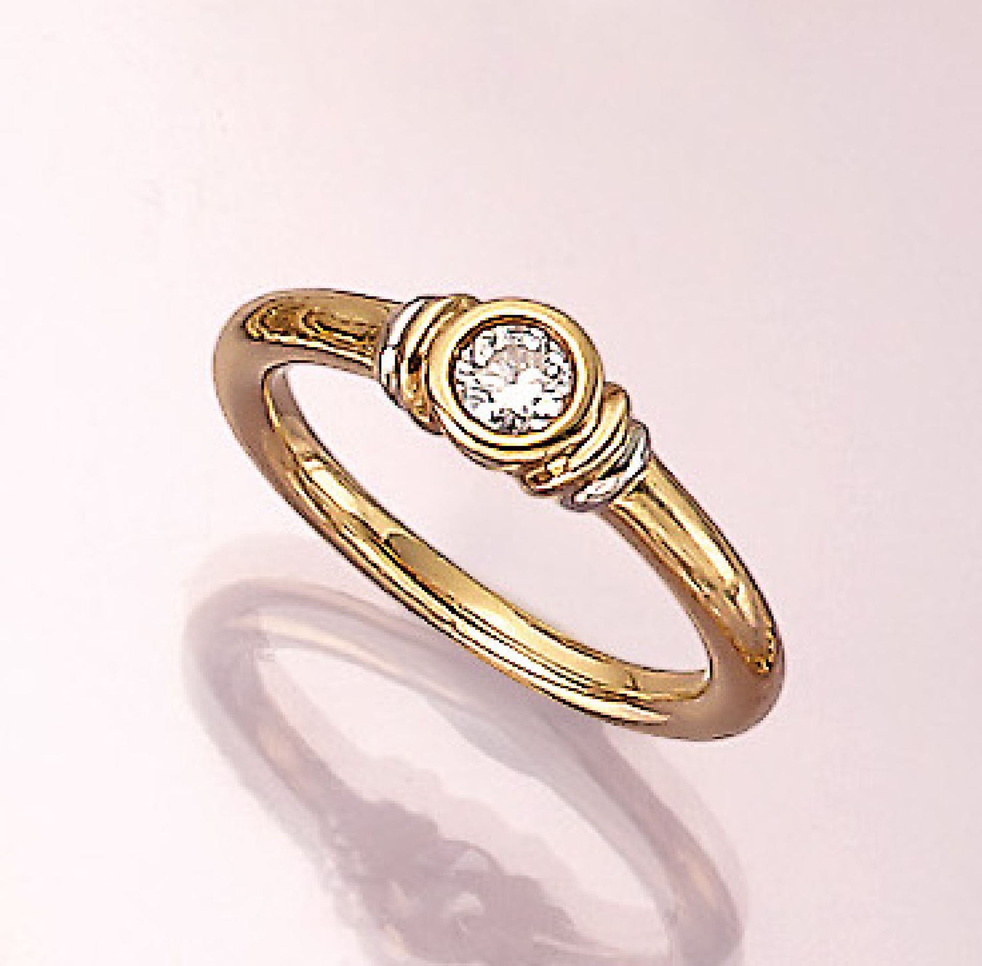 18 kt Gold Ring mit Brillant, GG/WG 750/000Brillant ca. 0.28 ct feines Weiß/vs, RW 54, ca. 5.26