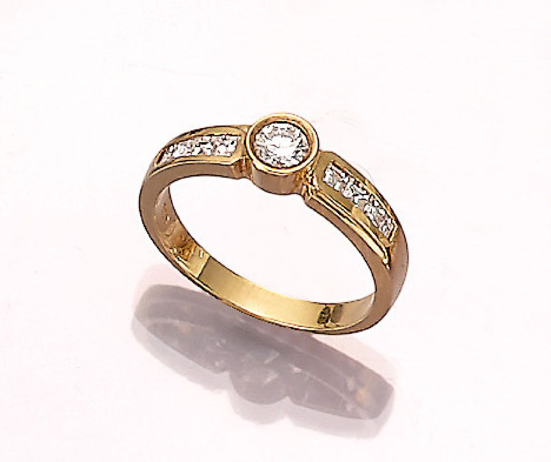 18 kt Gold Ring mit Brillant und Diamanten, GG 750/000, Brillant ca. 0.22 ct feines Weiß/lr-vvs, 8