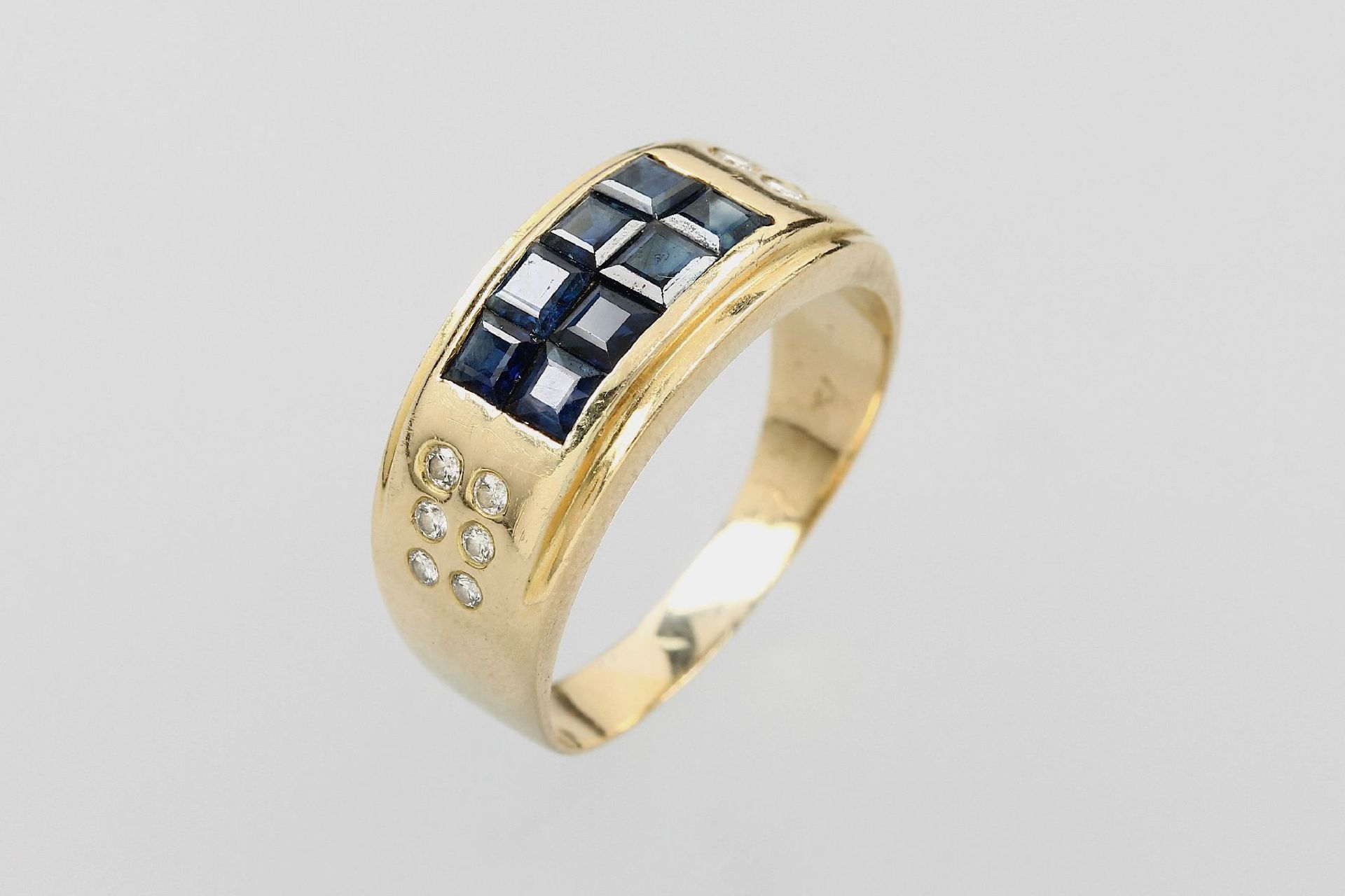 18 kt Gold Ring mit Saphiren und Brillanten, GG 750/000, 8 Saphircarrees zus. ca. 0.40 ct, invisible