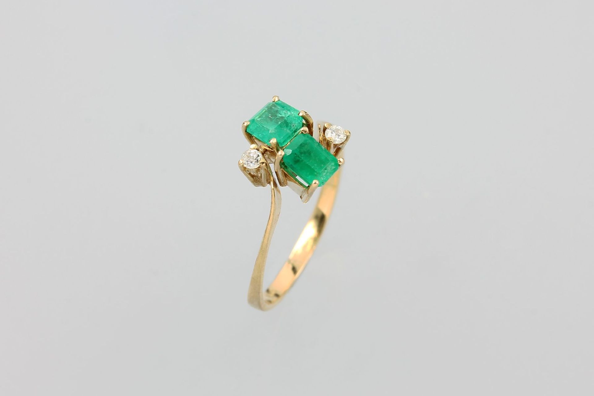 18 kt Gold Ring mit Smaragden und Brillanten, GG 750/000, Smaragd-Karree und Smaragd im Emerald