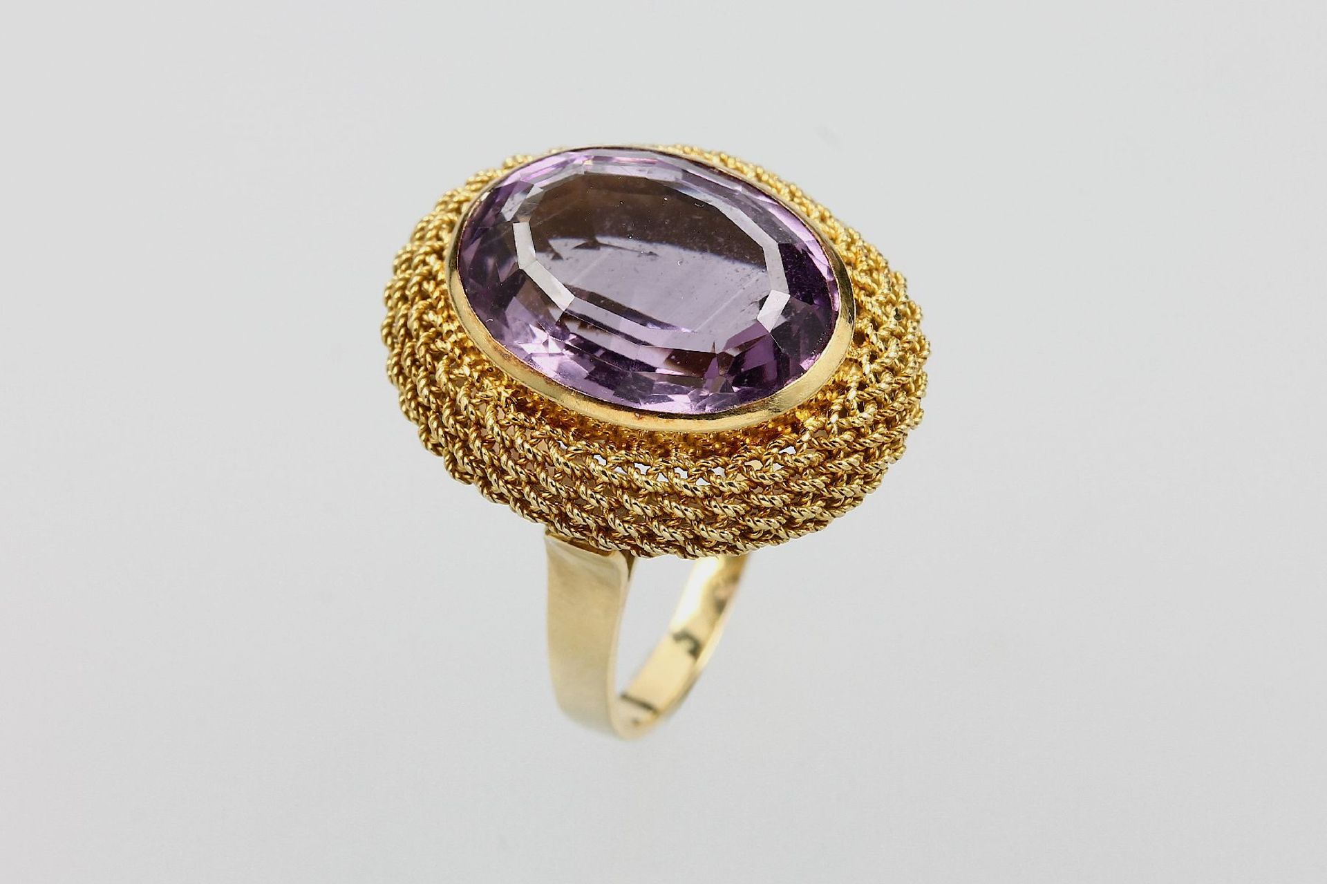 18 kt Gold Ring mit Amethyst, GG 750/000, ovalfacett. Amethyst ca. 6.0 ct, RW 53, ca. 7.9 g,