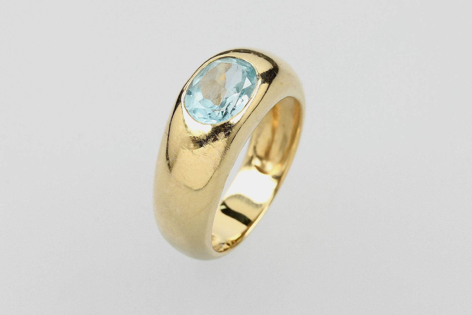 14 kt Gold Ring mit Blautopas, GG 585/000, ovalfacett. Blautopas (beh.) ca. 2.80 ct, total ca. 8.2