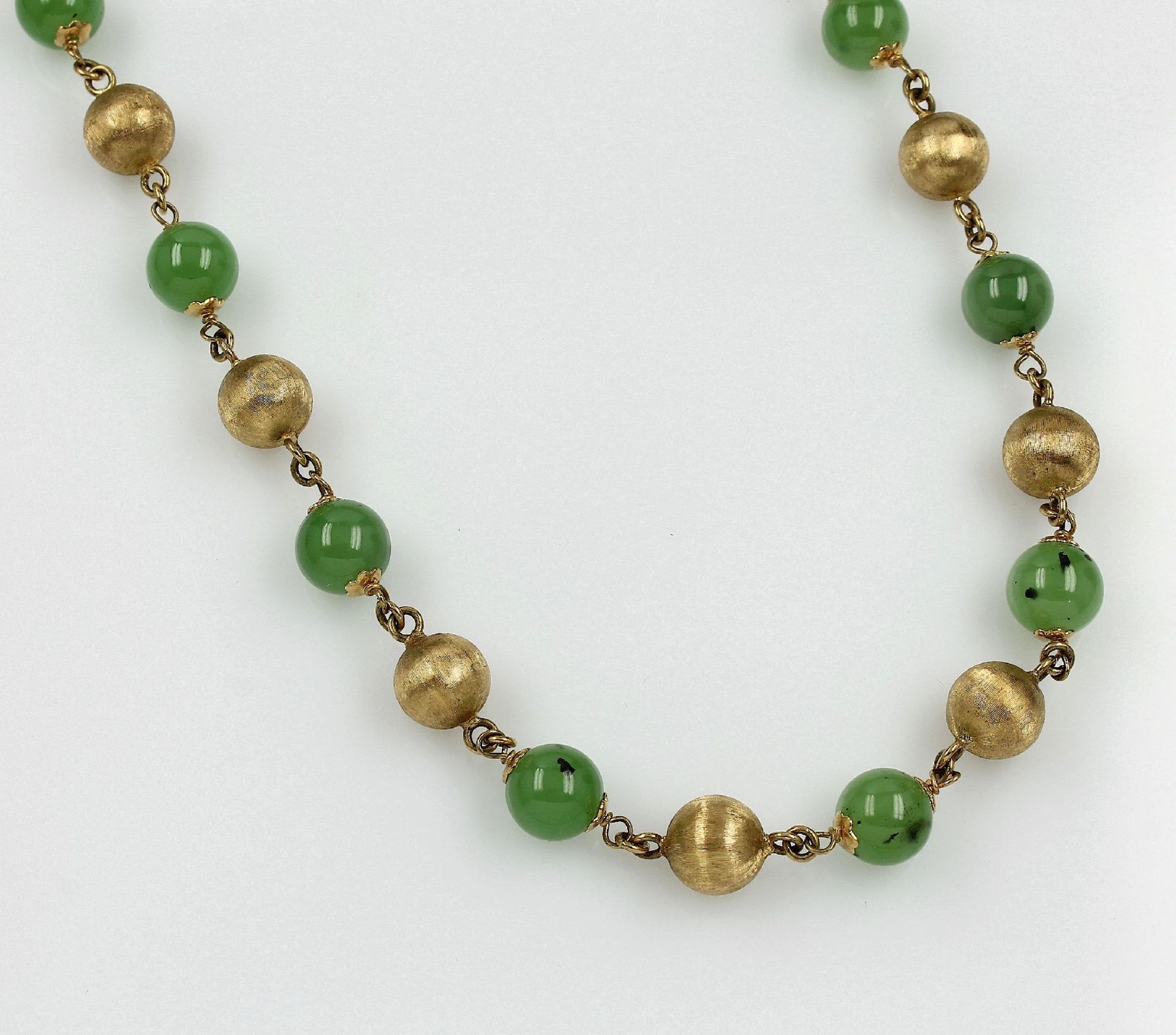 Collier mit Chrysopras, GG 750/000, Chrysopraskugeln und GG-Kugeln im Wechsel, matt., D. ca. 10