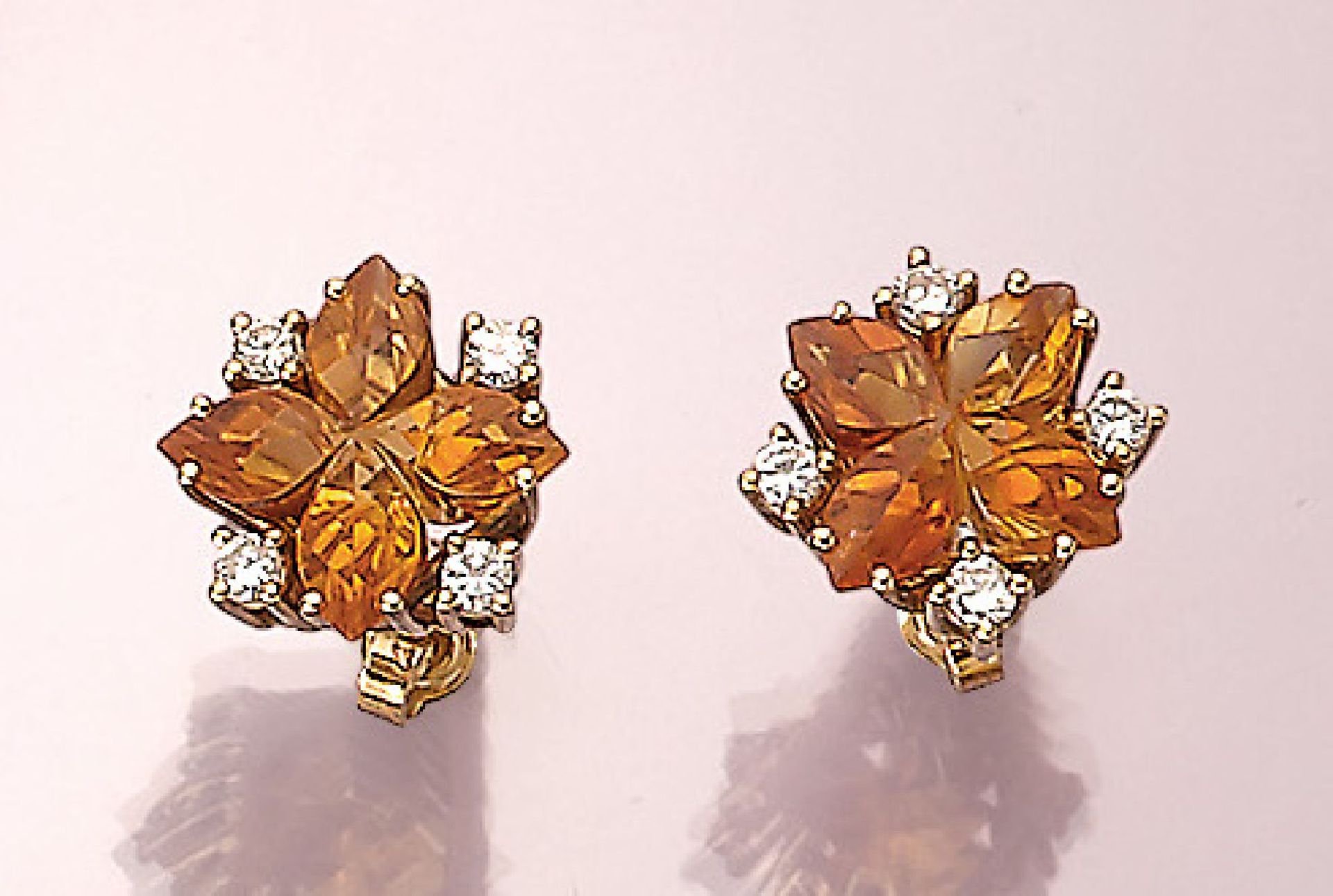 Paar 14 kt Gold Ohrstecker mit Citrinen und Brillanten, GG 585/000, 2 Citrine in Form einer Blüte