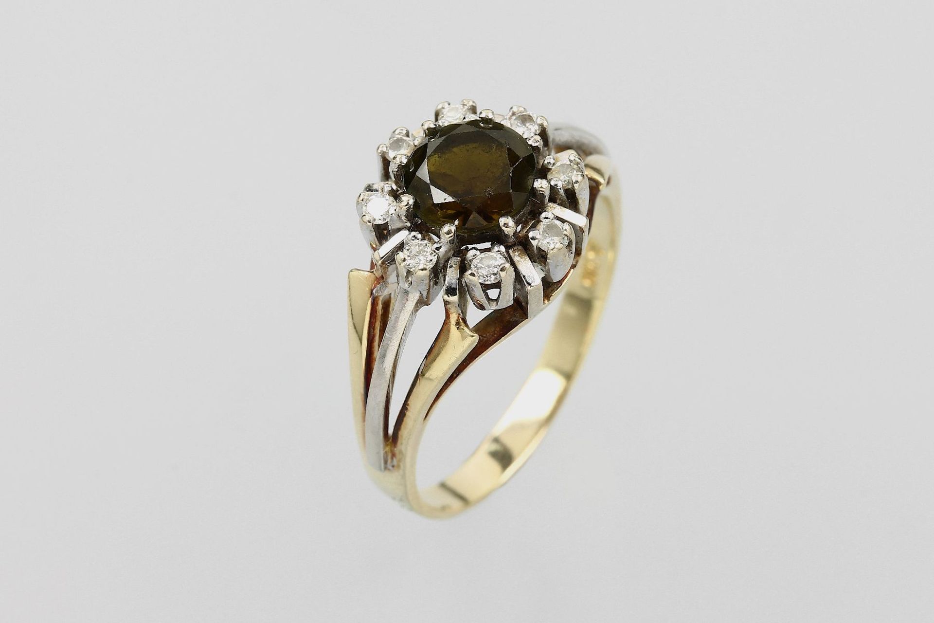 14 kt Gold Ring mit Turmalin und Diamanten, GG585/000, rundfacett. Verdelith ca. 2.0 ct, 8