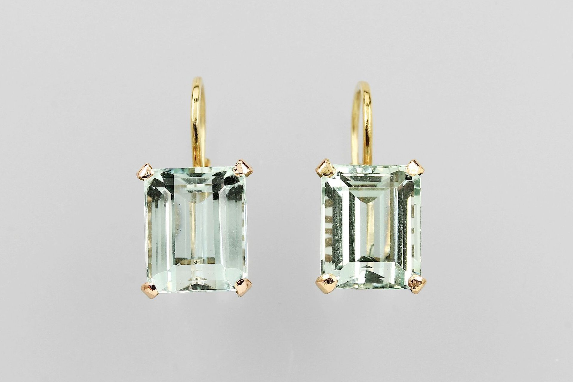 Paar 18 kt Gold Ohrgehänge mit Prasiolithen, GG 750/000, 2 facett. Prasiolithe zus. ca. 8.5 ct,