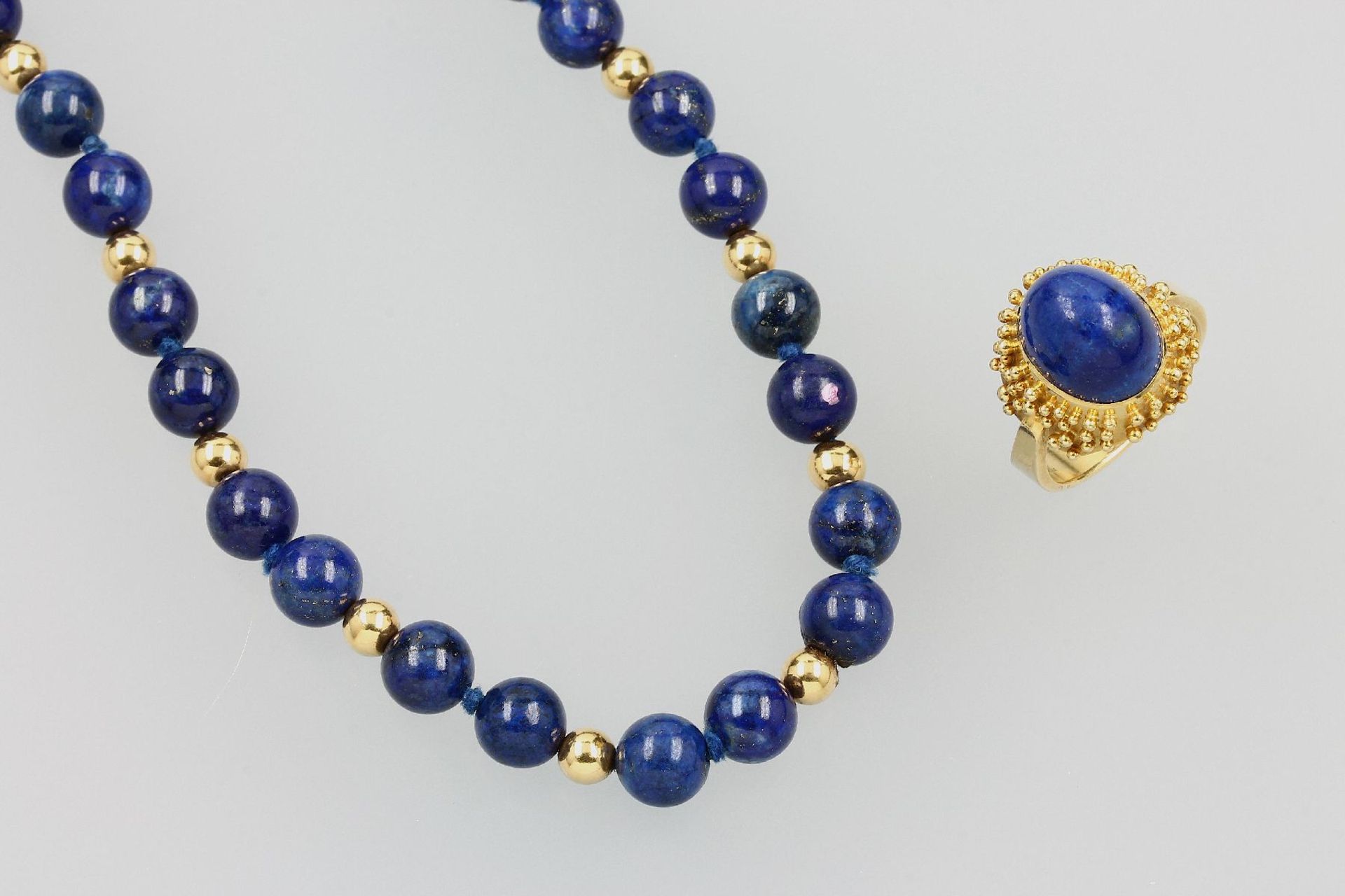 Schmuckset mit Lapislazuli, best. aus: Collier und Ring, Collier mit Lapislazuli- kugeln, D. ca. 7.9