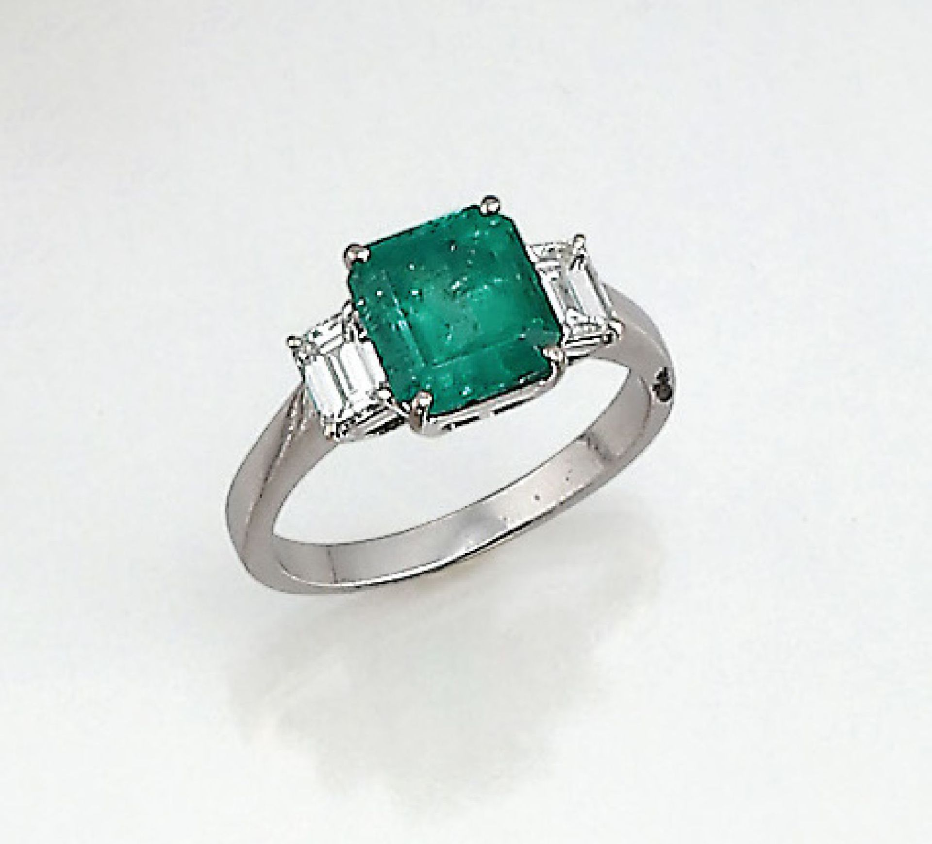 18 kt Gold Ring mit Smaragd und Diamanten, WG 750/000, facett. Smaragd ca. 2.30 ct, seitl. 2