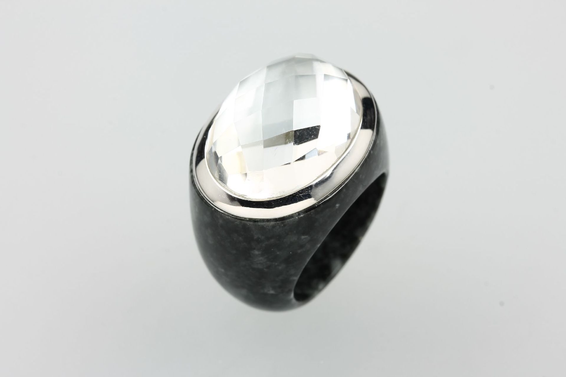 Designerring aus Halbedelstein , facett. Bergkristall-Cabochon in WG 585/000-Fassung,