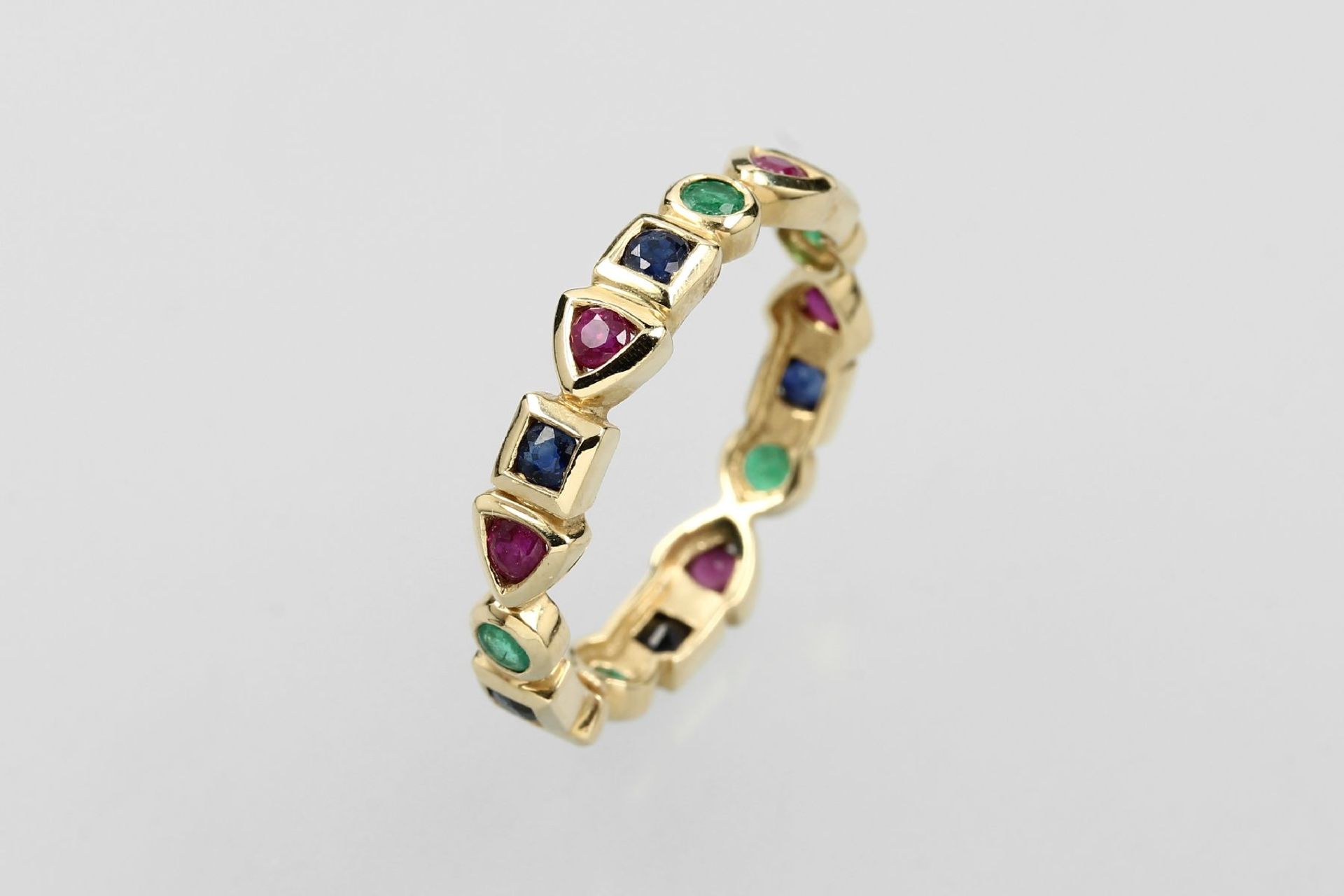 14 kt Gold Ring mit Farbsteinen, GG 585/000, bes. mit 5 rundfacett. Smaragden zus.ca. 0.25 ct, 6