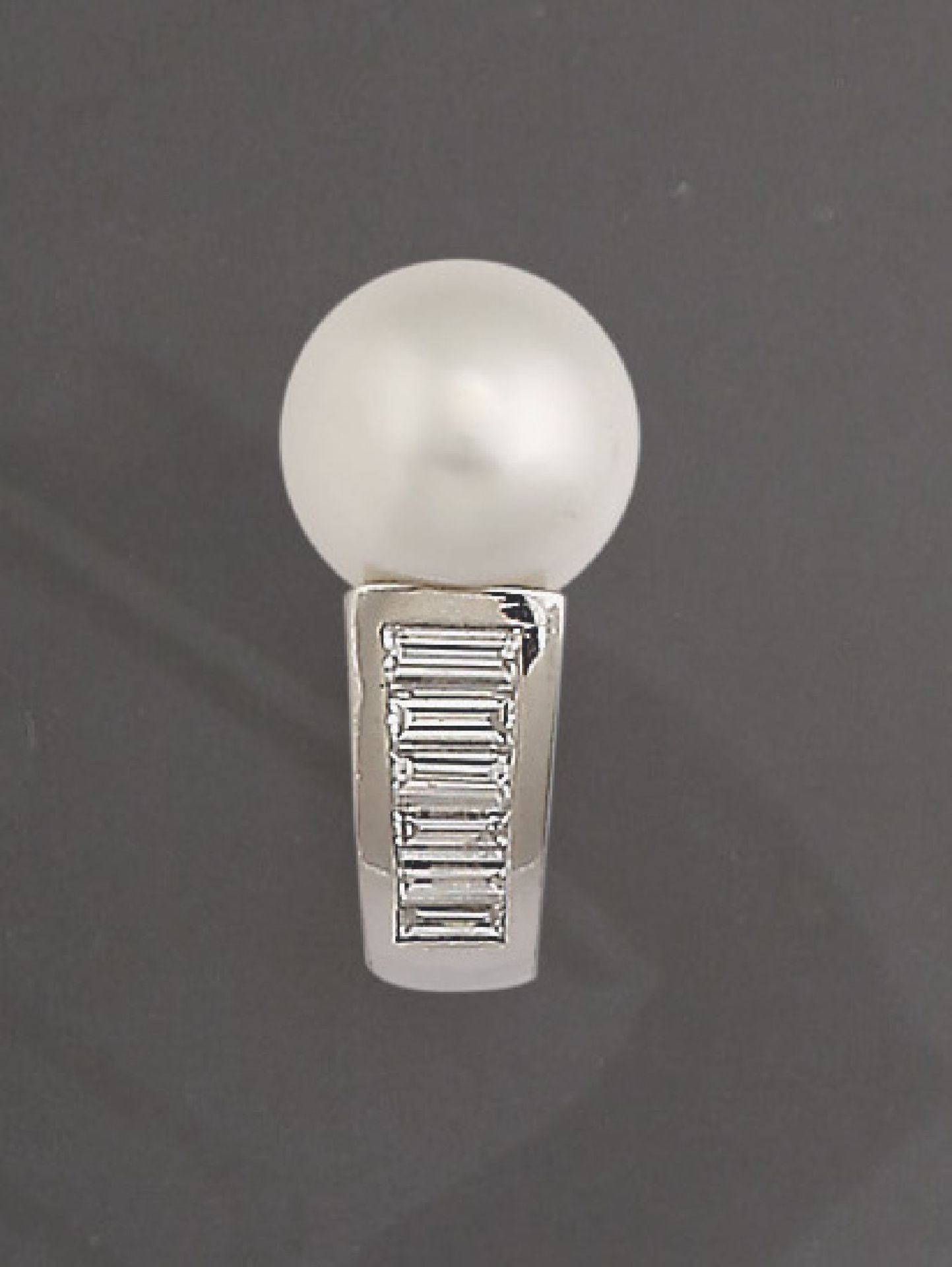 WEMPE Ring mit Südseezuchtperle und Diamanten,Platin, weiße Perle, D. ca. 13 mm, seitl. 12 - Image 2 of 2