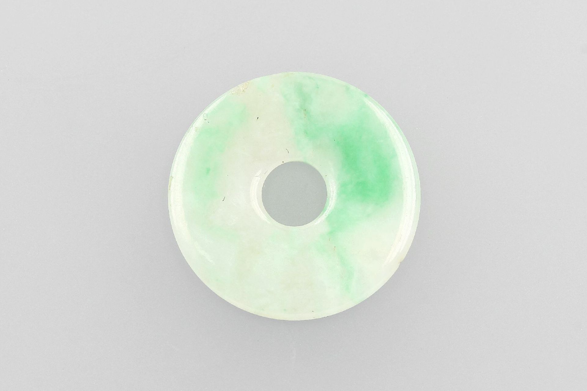 Jadescheibe, kaiserliche grüne Flecken, dünn und durchscheinend, D. ca. 2.5 cmJade disc , imperial