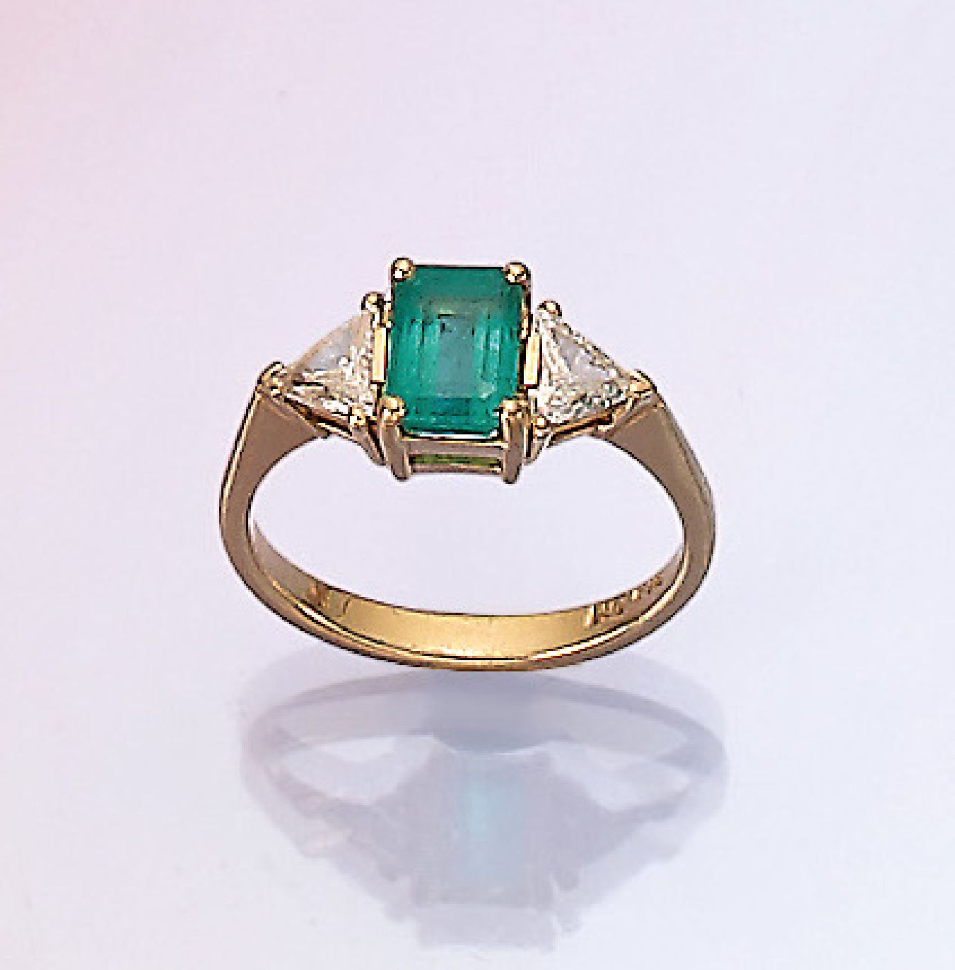 18 kt Gold Ring mit Smaragd und Diamanten, GG 750/000, Smaragd im Emerald Cut ca. 1.0 ct,2 Diamant-