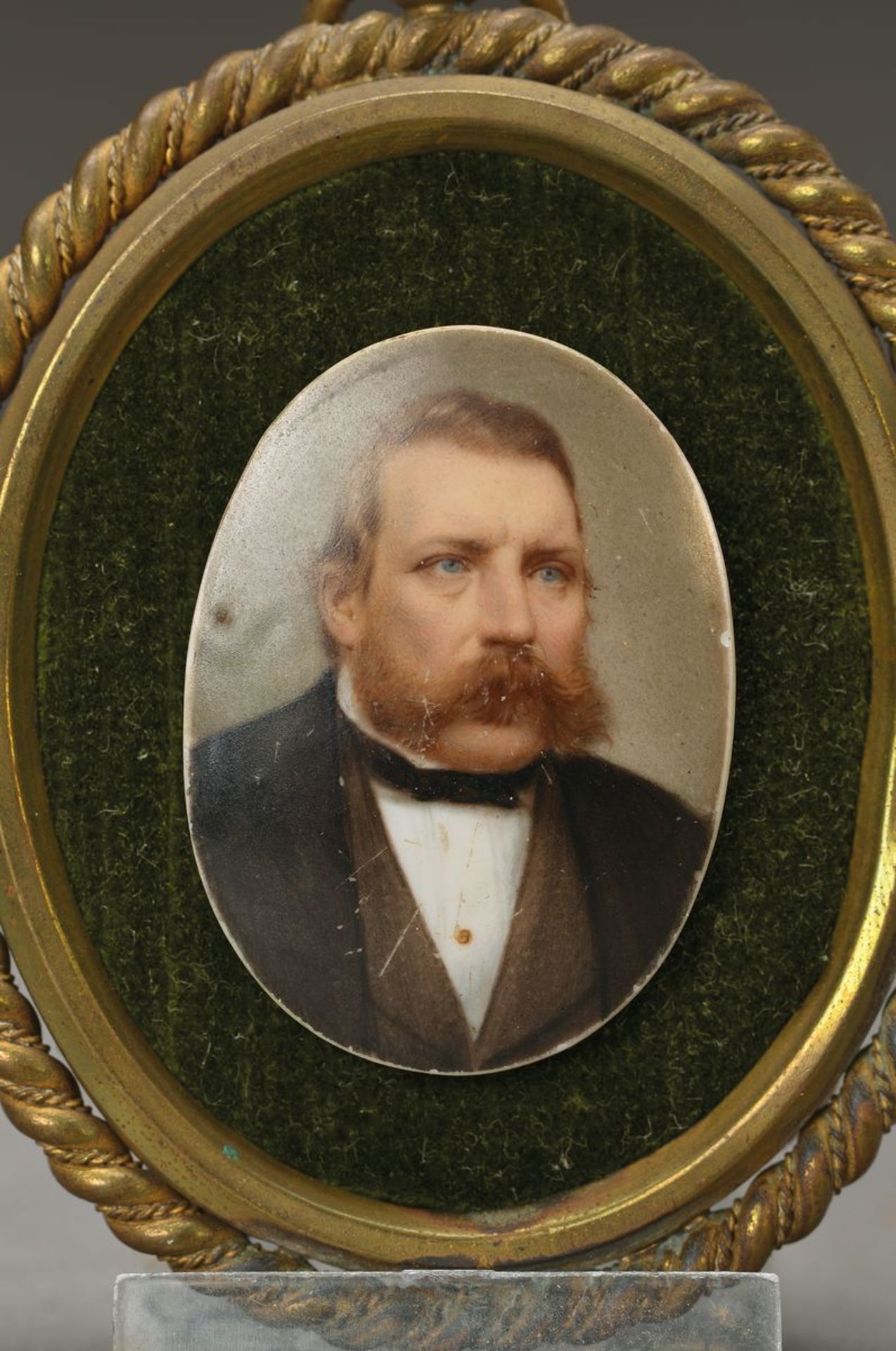Miniaturmalerei, England, um 1860-70, Porträt eines Mannes mit Backenbart, auf Porzellan, im Oval