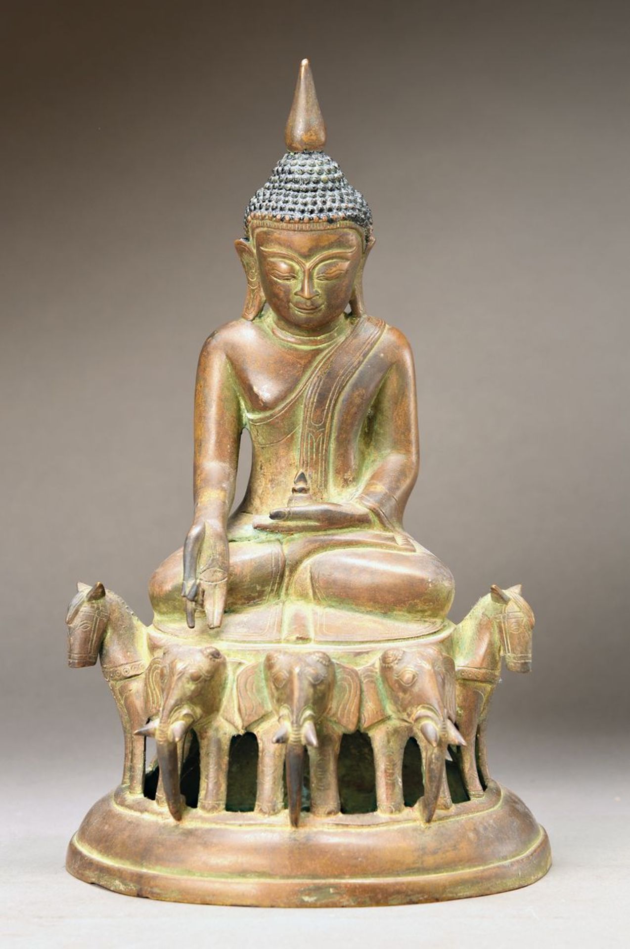 Buddha, Thailand, um 1900, Bronze, Reste goldbrauner Patinierung, sitzend auf Elefanten und Pferde-
