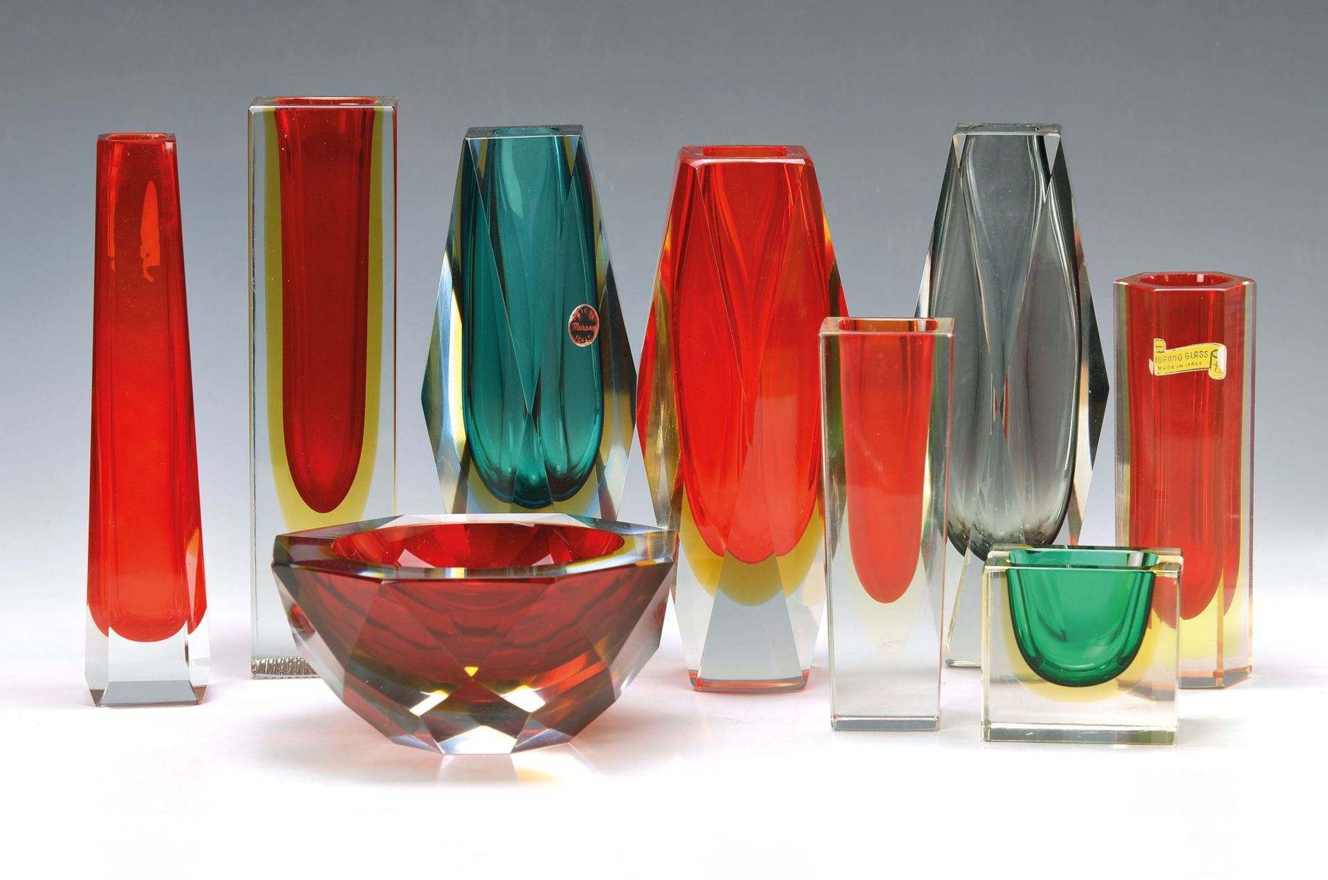 9 Teile Murano-Glas, 70er Jahre, meist Bi-Color Glas, facettiert, verschiedene Formen und Farben,