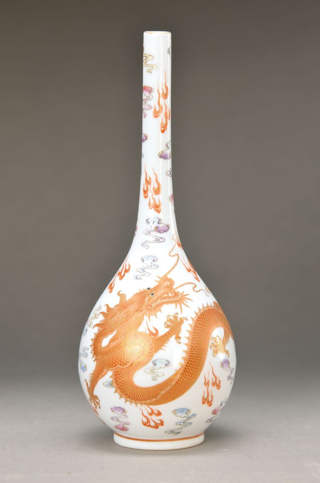 Kleine Vase, China, um 1920/30, Eierschalenporzellan, bauchige Form mit langem schlankem Hals, feine