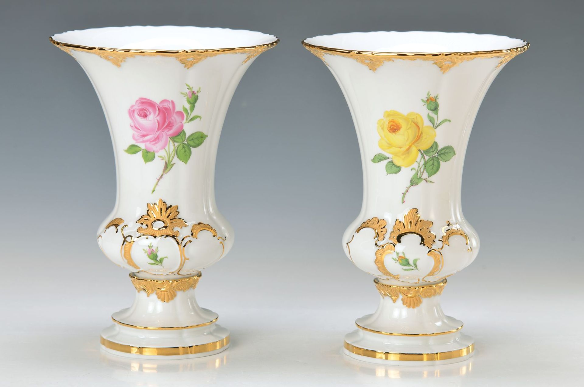 Zwei Vasen, Meissen, 2. H. 20. Jh., Porzellan, polychrom bemalt mit feinem Rosendekor, teilweise mit