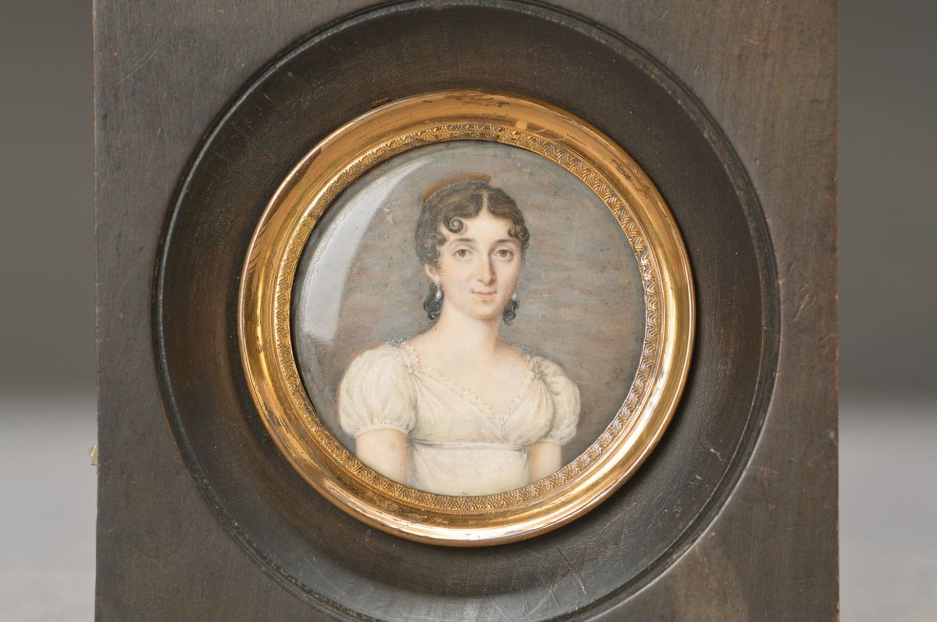 Miniaturmalerei, England, um 1800, Porträt einer Dame, Gouache auf Elfenbein, D. ca. 5cm, R. ca.