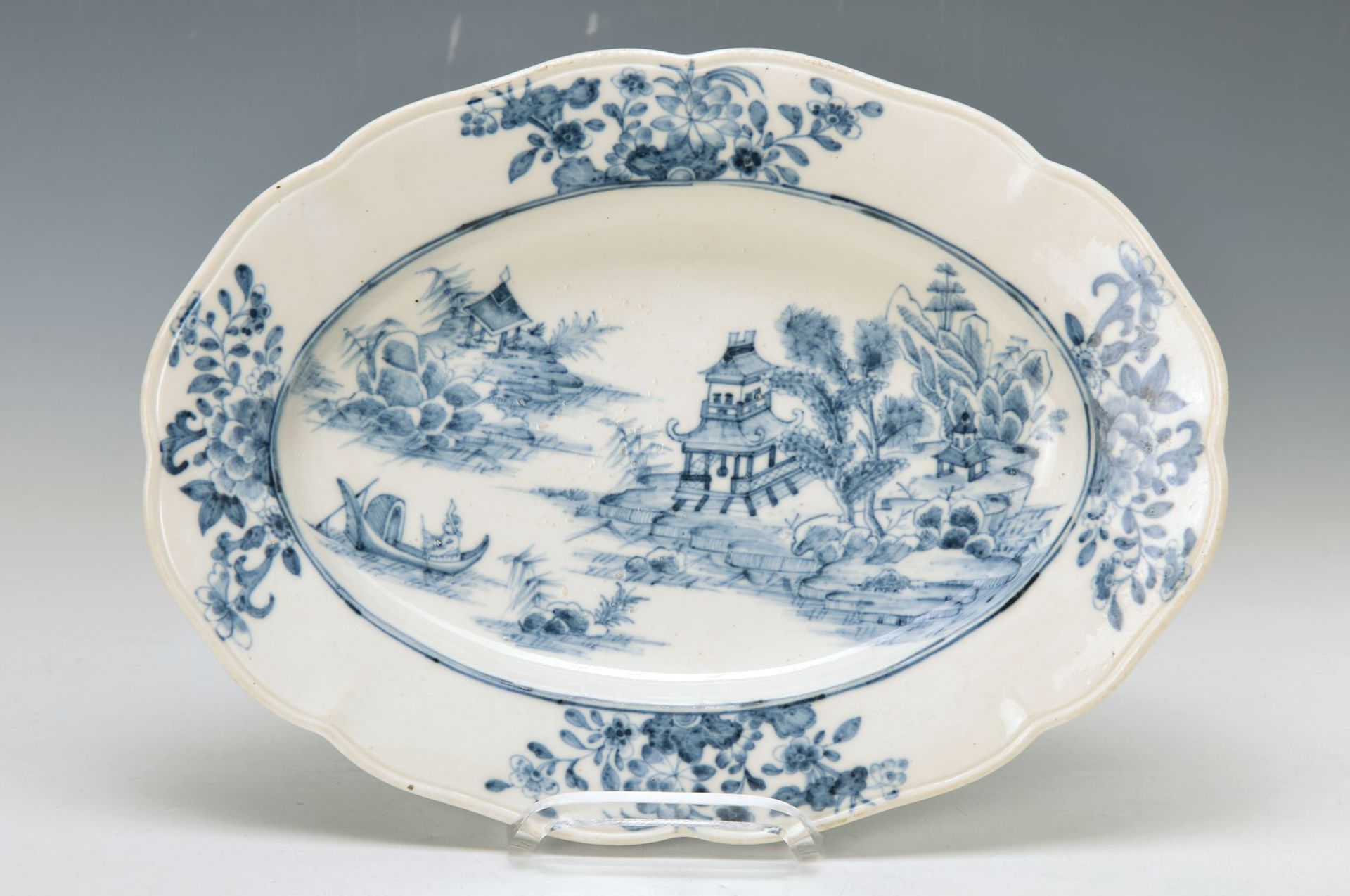 Ovale Platte, Frankenthal, 1791, Blaumalerei von Chinoiserien, ca. 33x24cm, Standring bestoßenOval