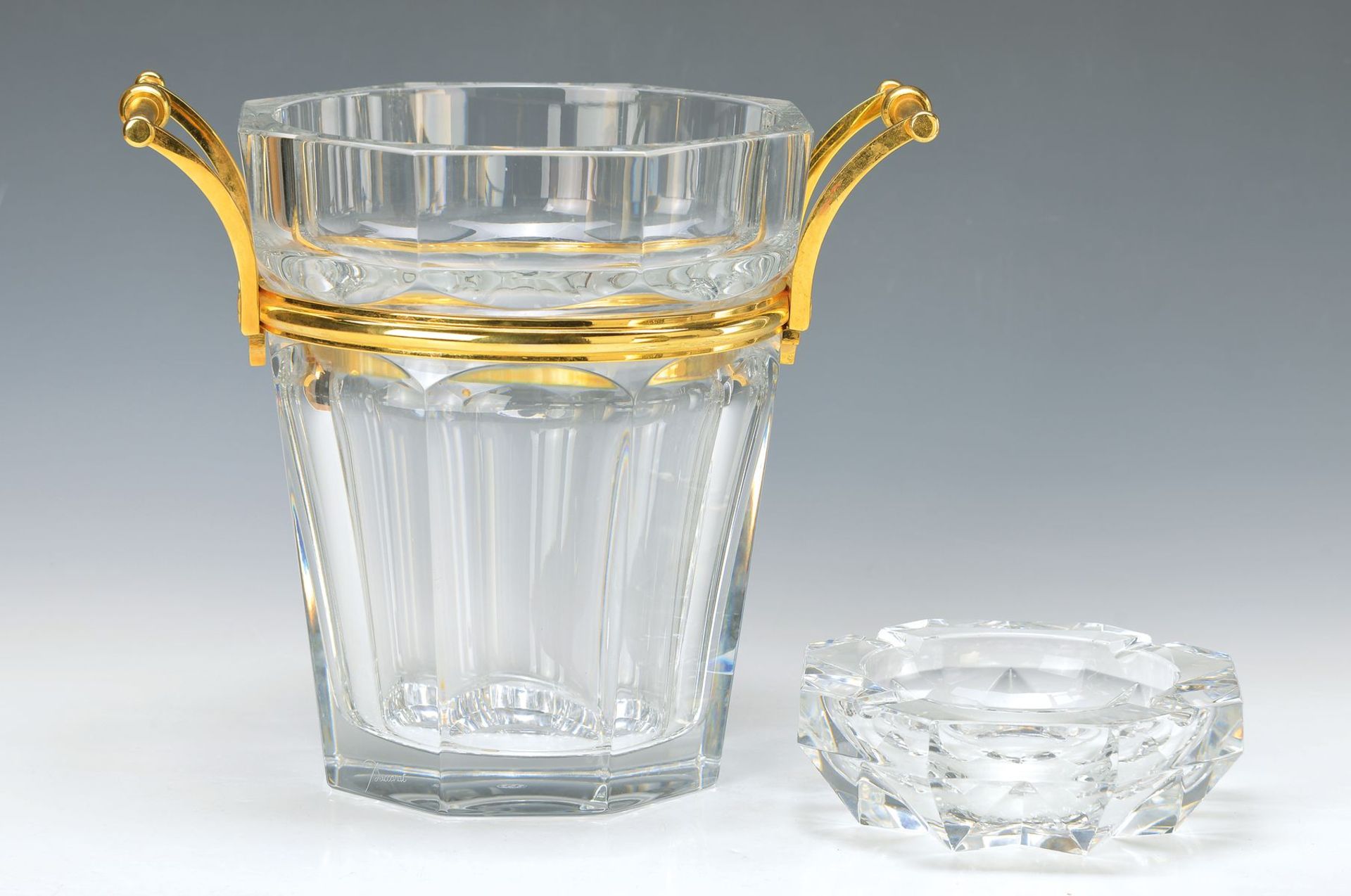 Champagnerkühler und Aschenbecher, Baccarat, Kristallglas, facettiert, am Boden mit Marke, ca. 23.