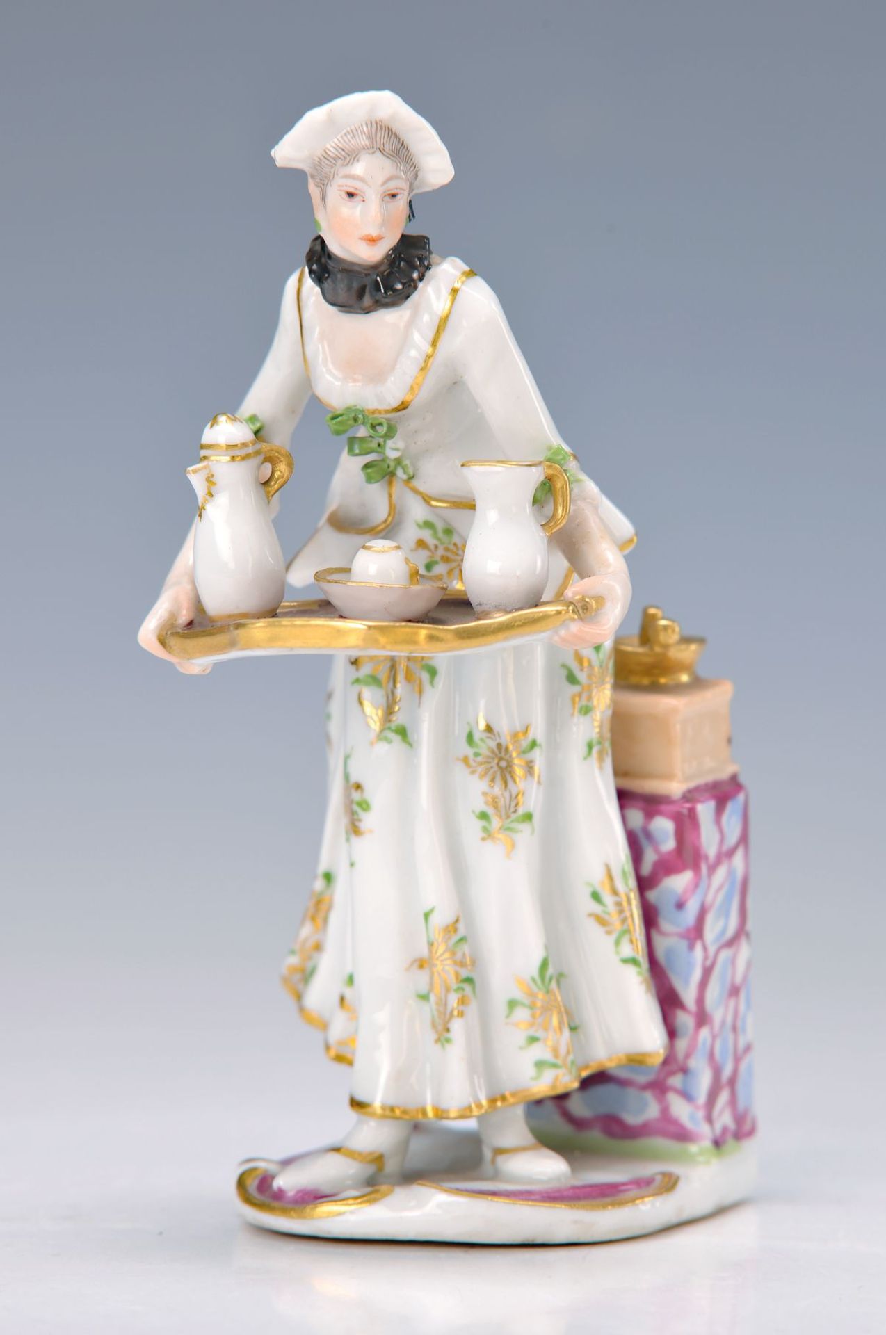 Porzellanfigur, Ludwigsburg, um 1780, Kellner mit Tablett mit Kaffeegeschirr, bunt bemalt,