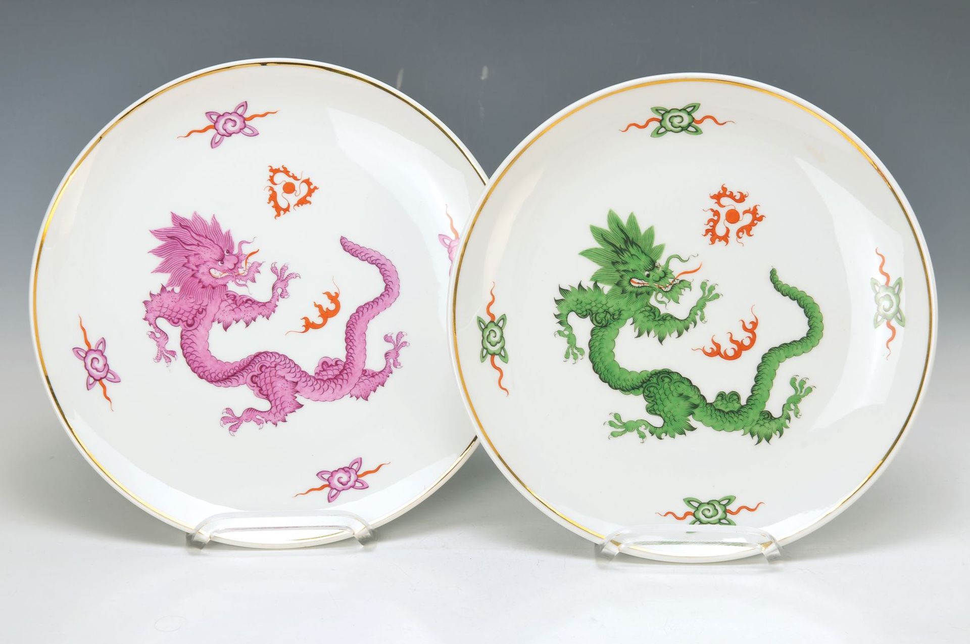 2 Teller, Meissen, 20. Jh., 2. Wahl, Dekor Mingdrache in violett bzw. grün, D. je ca. 25.5cm2