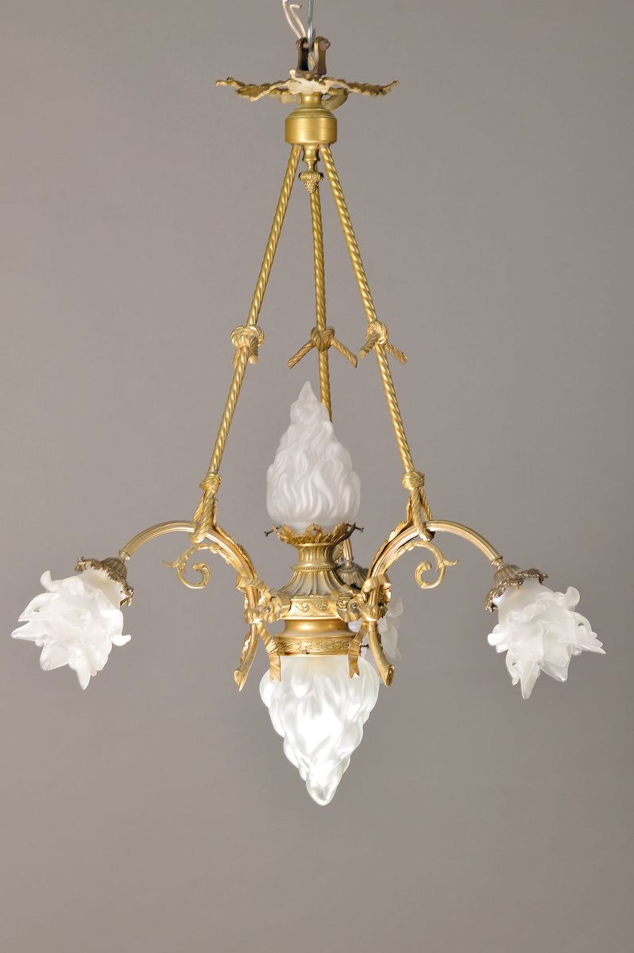 Deckenlampe, Frankreich, um 1890, Gelbgußmontur mit Schleifendekor und mattierten reliefierten