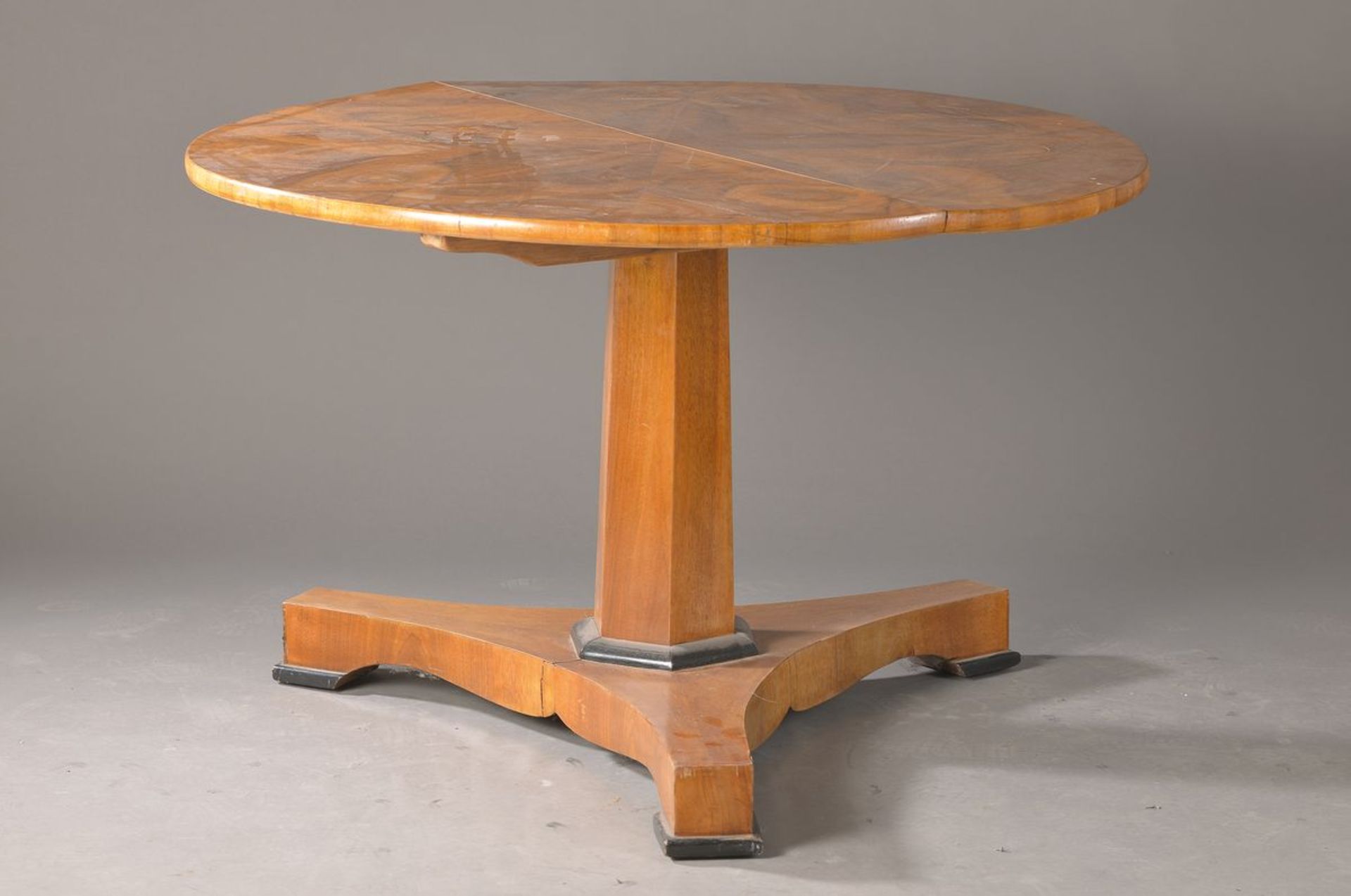 Runder Tisch, süddeutsch, um 1830, Nußbaum und Wurzelnußfurnier gespiegelt, H. ca. 75cm, D. ca.