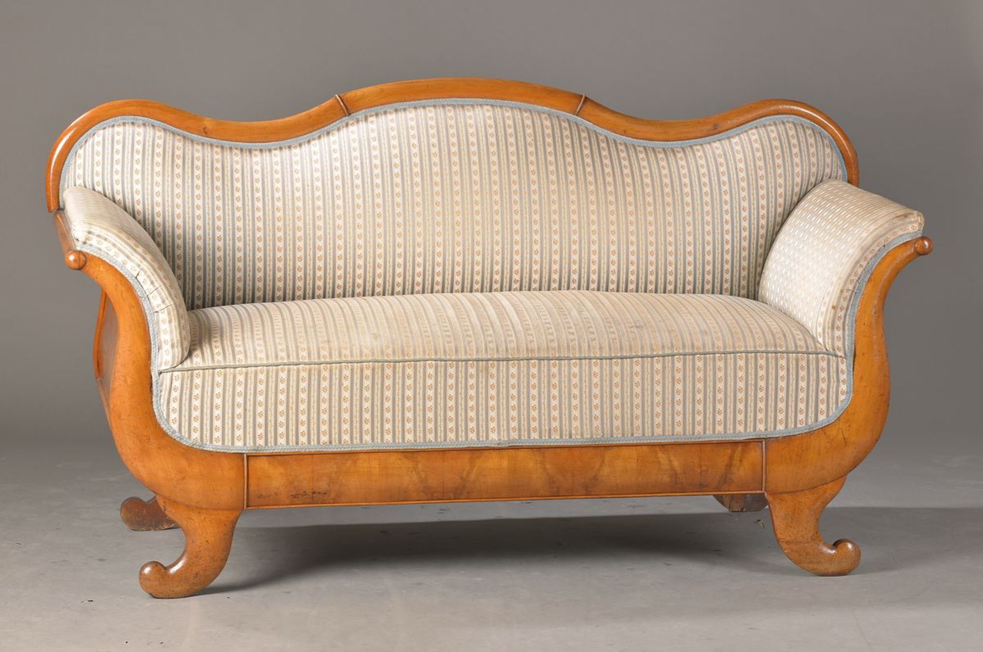Kleines Biedermeier Sofa, süddeutsch, um 1830/35, Kirschbaum furniert und massiv, Polster in