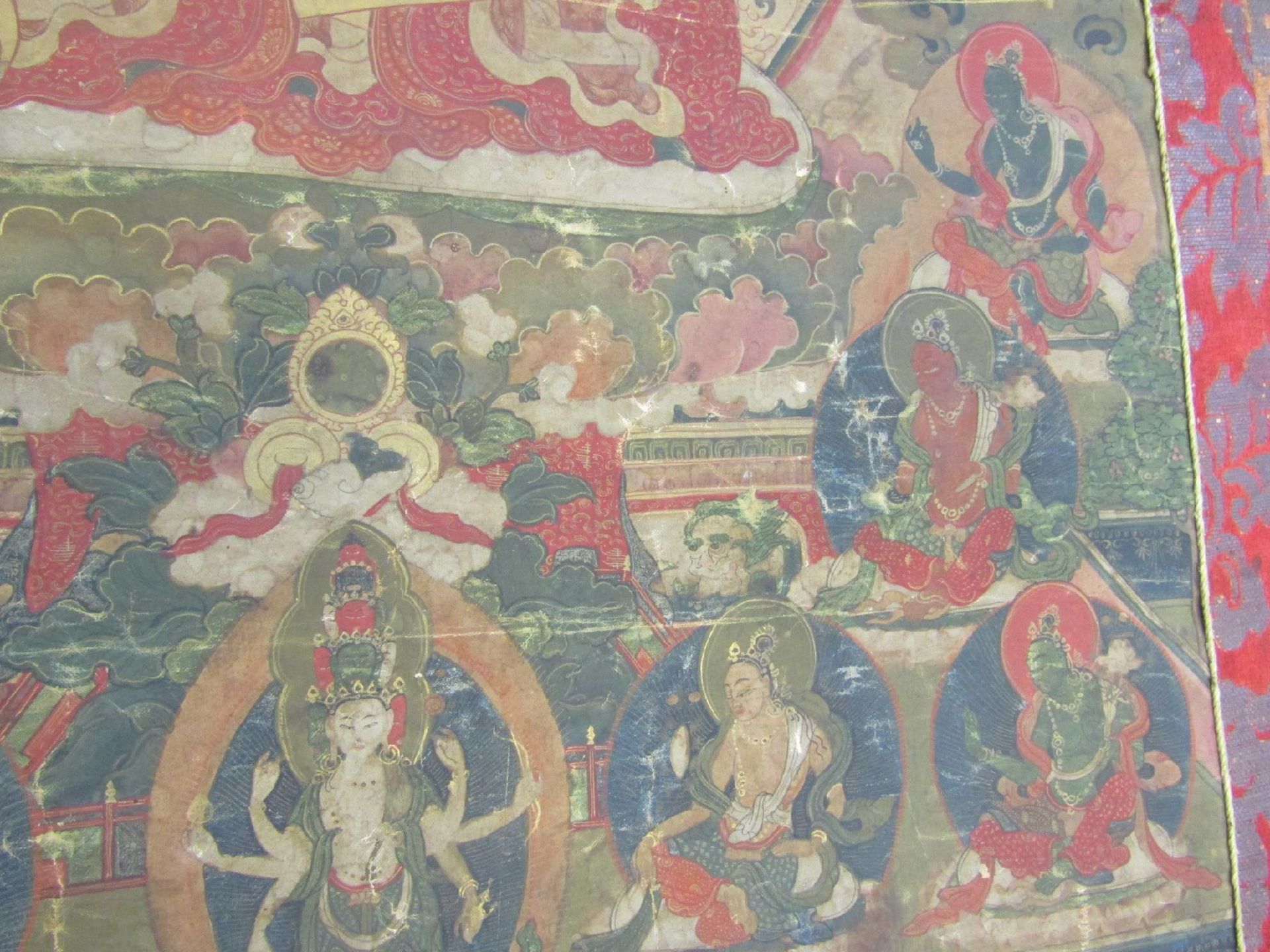 Thangka, China, 19.Jh., Tempera auf Seide, Darstellung des Bodhisattva im Strahlennimbus, best., - Bild 14 aus 21