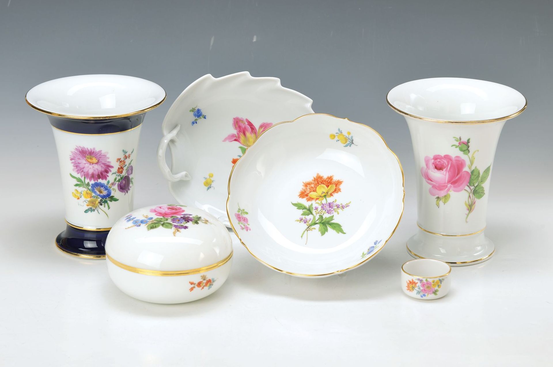6 Teile Meissen, um 1890 bis 1960er Jahre, bunter Blumendekor: 2 Vasen H. ca.16 cm; Deckeldose D. 12