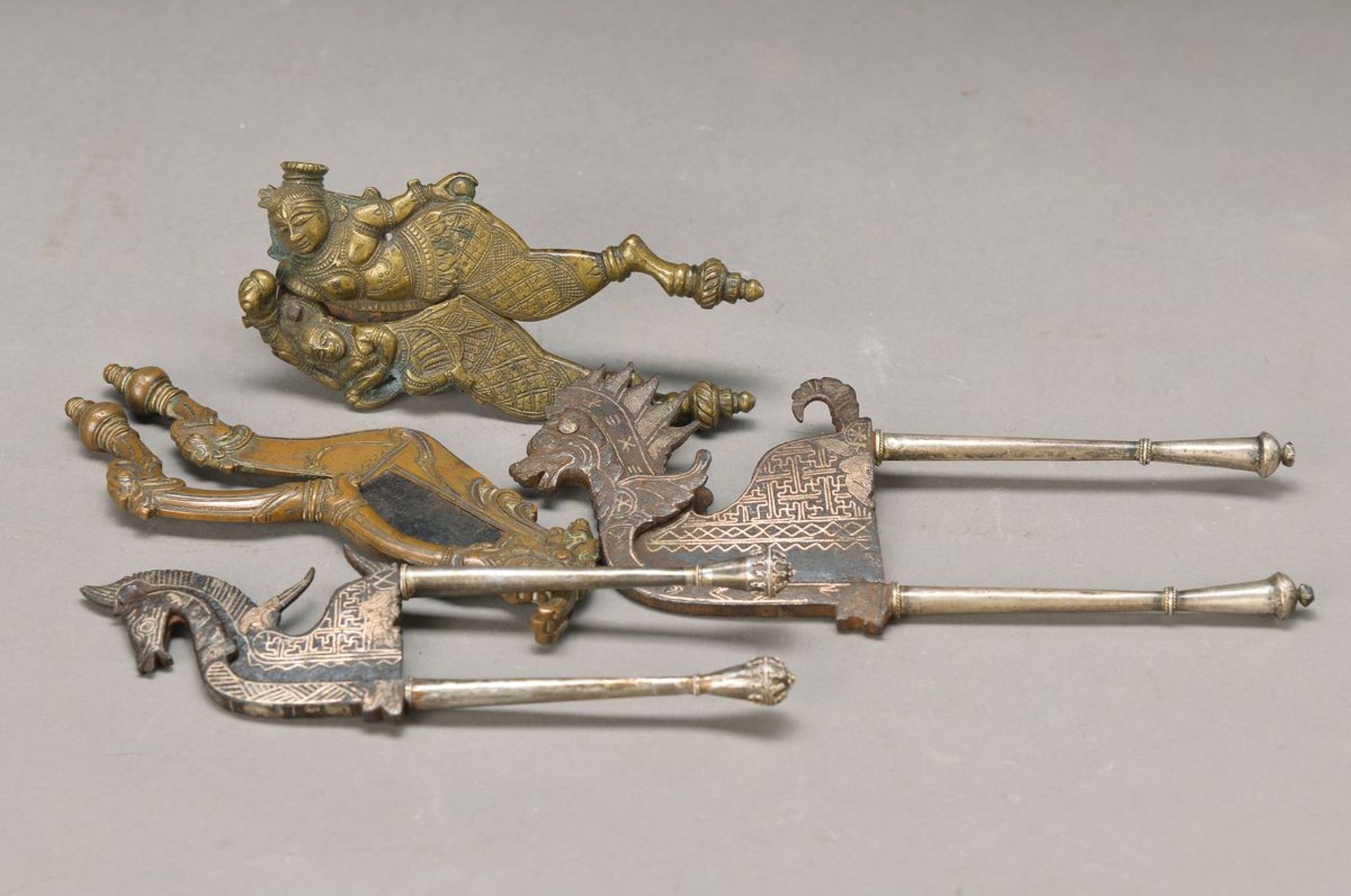 4 Betelnussknacker, Bali/Sumatra, um 1900, Messing/Bronze, graviert bzw. mit Silberdraht, zoomorpher
