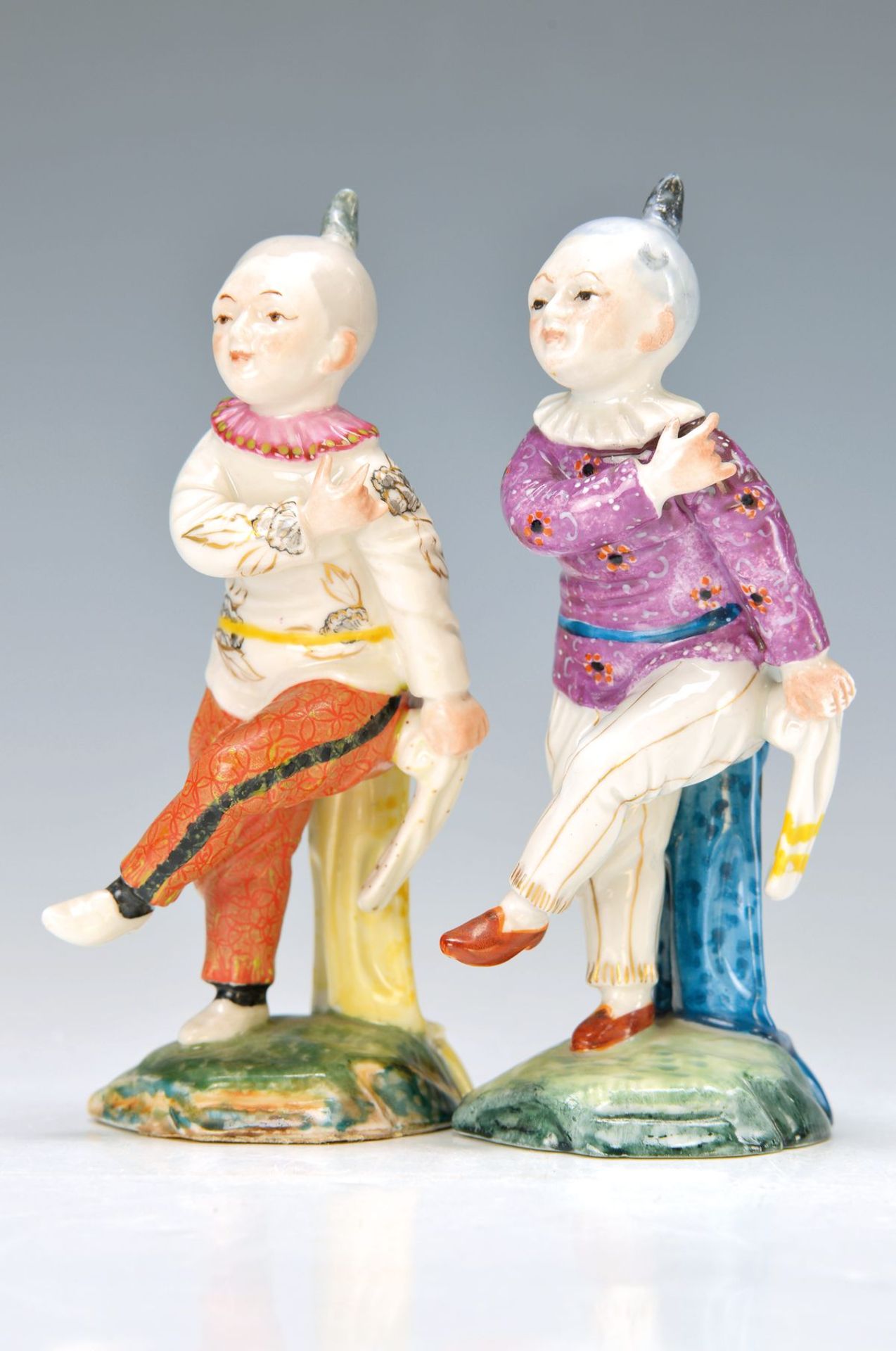 Paar Porzellanfiguren, Höchst, Mitte 20.Jh., polychrom bemalt, tanzendes Chinesenpärchen, Alterssp.,