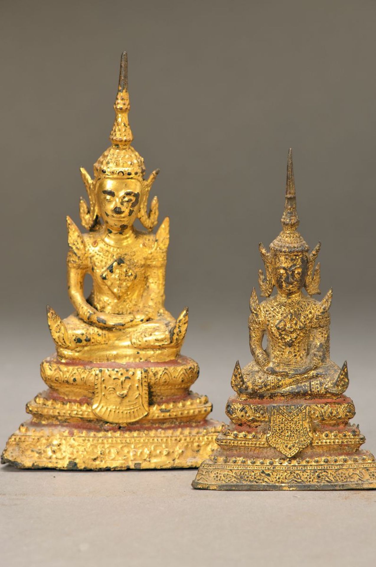 2 Buddhas, Thailand, um 1890, Bronze, rot/goldfarben gefasst, auf dreistufigen Lotussockeln sitzend,