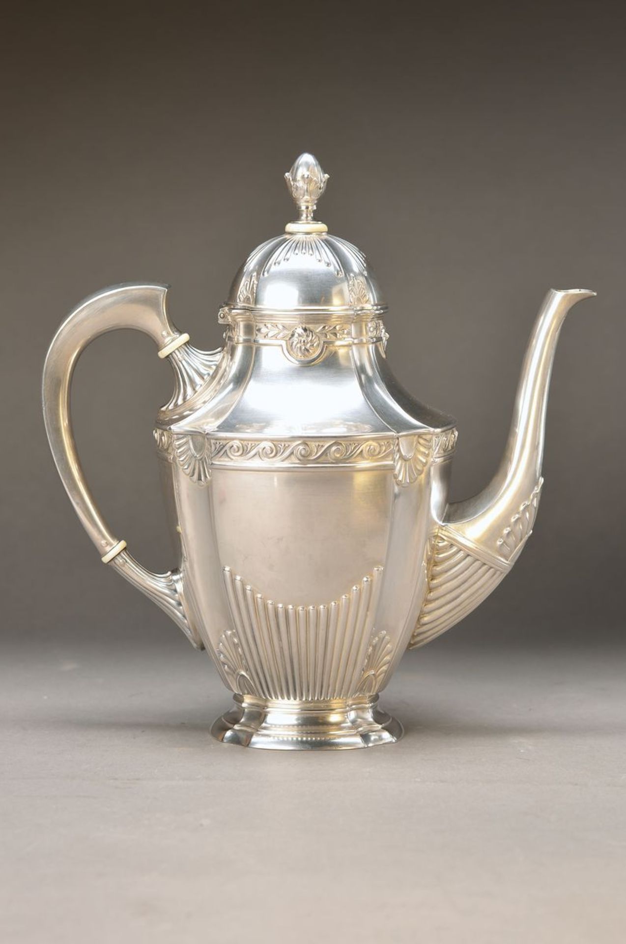 Teekanne, Bruckmann & Söhne, Heilbronn, um 1920, 800er Silber, Art-Deco Dekor unter starkem