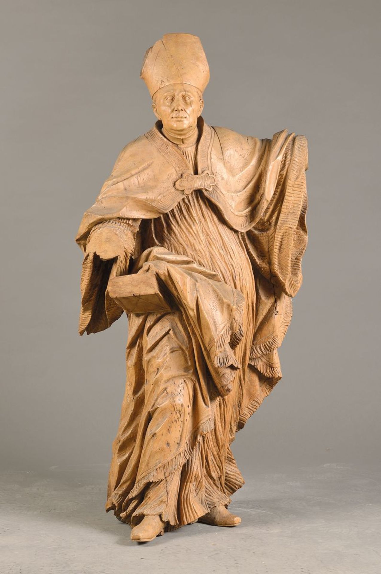 Skulptur eines Bischof, süddeutsch oder böhmisch, um 1760-80, Lindenholz geschnitzt, Hände fehlen,