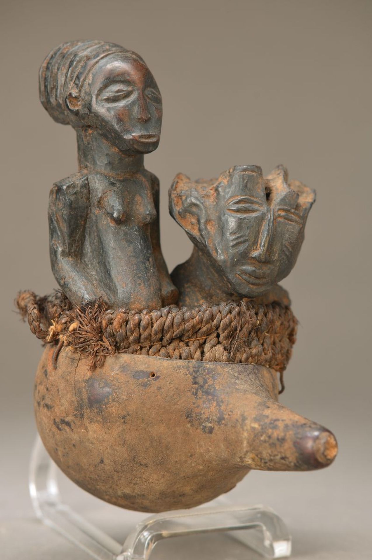 Ahnenpaar, Luba, ca. 80 Jahre alt, Hartholz, in Flaschenkürbishälfte sitzend, Betonung der Schädel