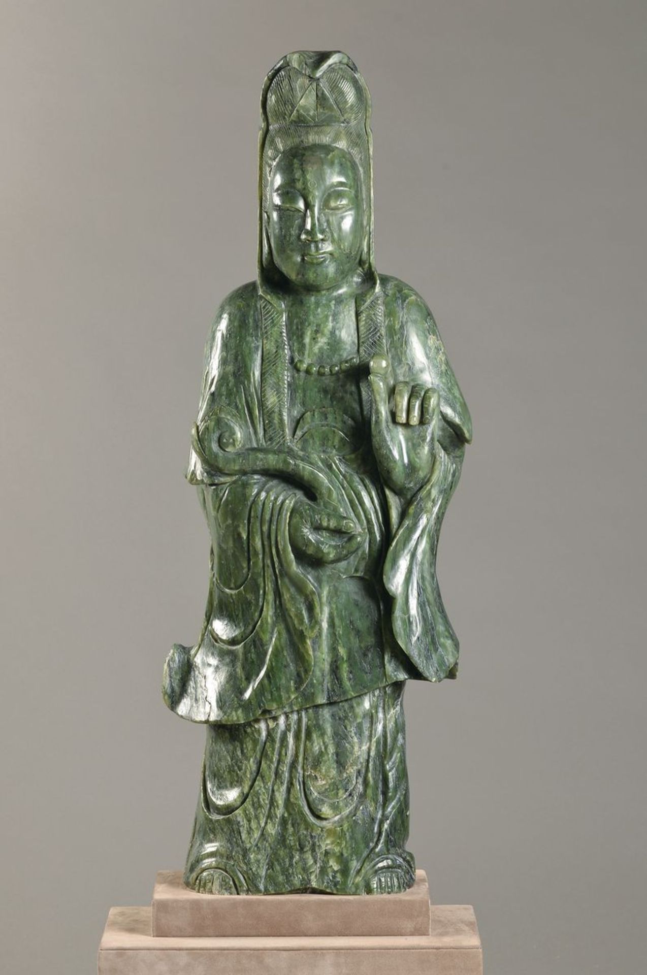 Große Figur, China, 20. Jh., Guan Yin, Nephrit geschnitzt, H. ca. 85 cmLarge figure, China, 20th c.,