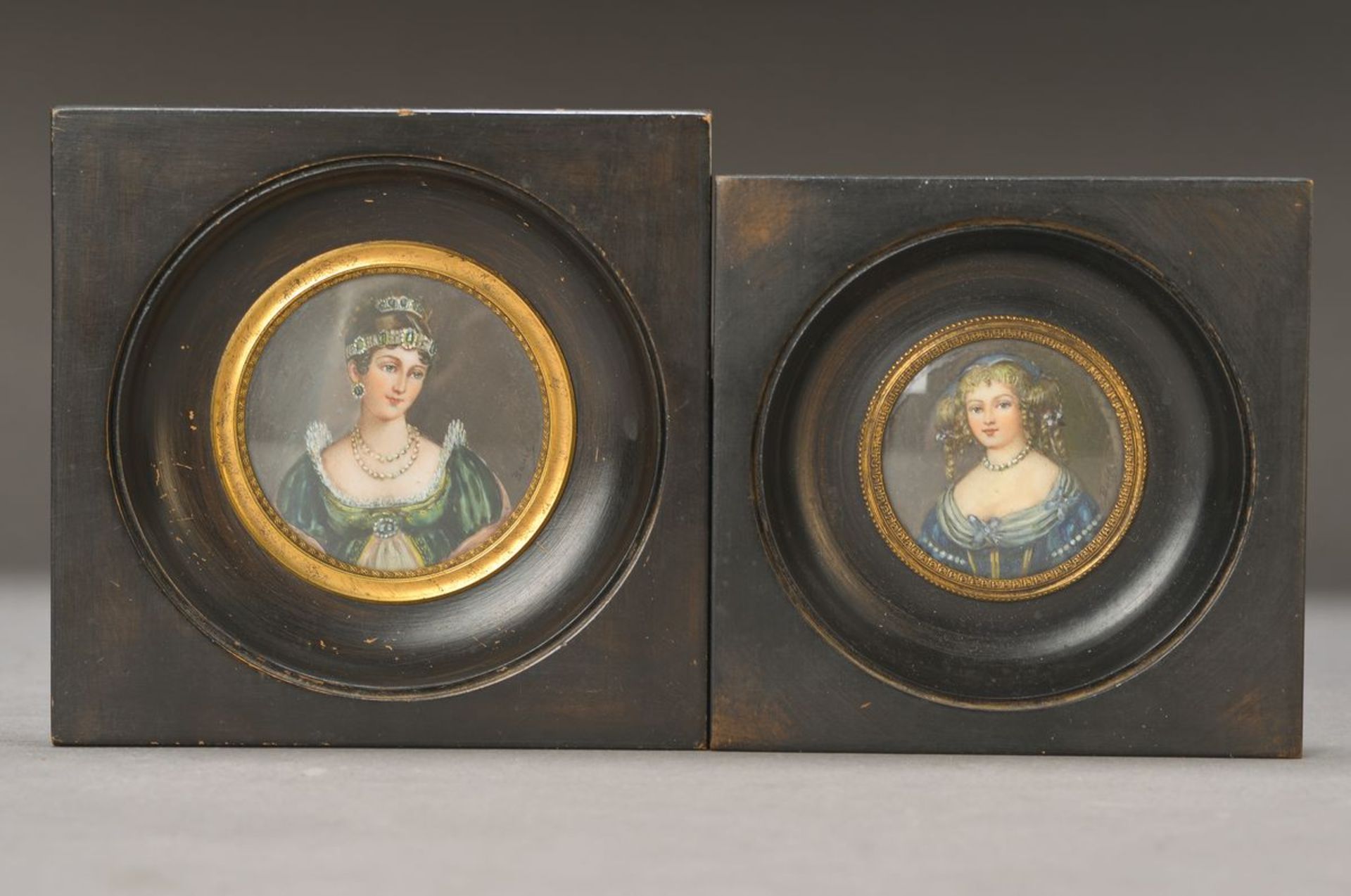 2 Miniaturmalereien, England, um 1930-40, Porträts von jungen Damen, nach älterem Vorbild, Gouache