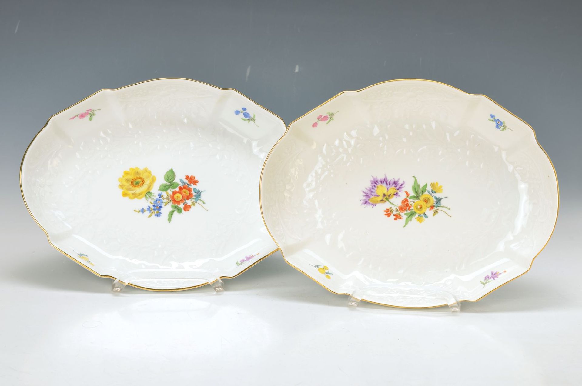 Zwei ovale Schalen, Meissen, 20. Jh., 2. Wahl, Reliefdekor, bunte Blumenmalerei, je ca. 4.5x25.