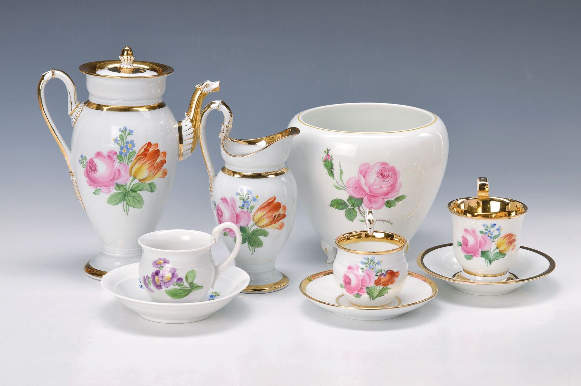 Service, Meissen, Mitte bis 2. Hälfte 19. Jh., Schwanenhenkel, mit Blumenmalerei, Goldstaffage;