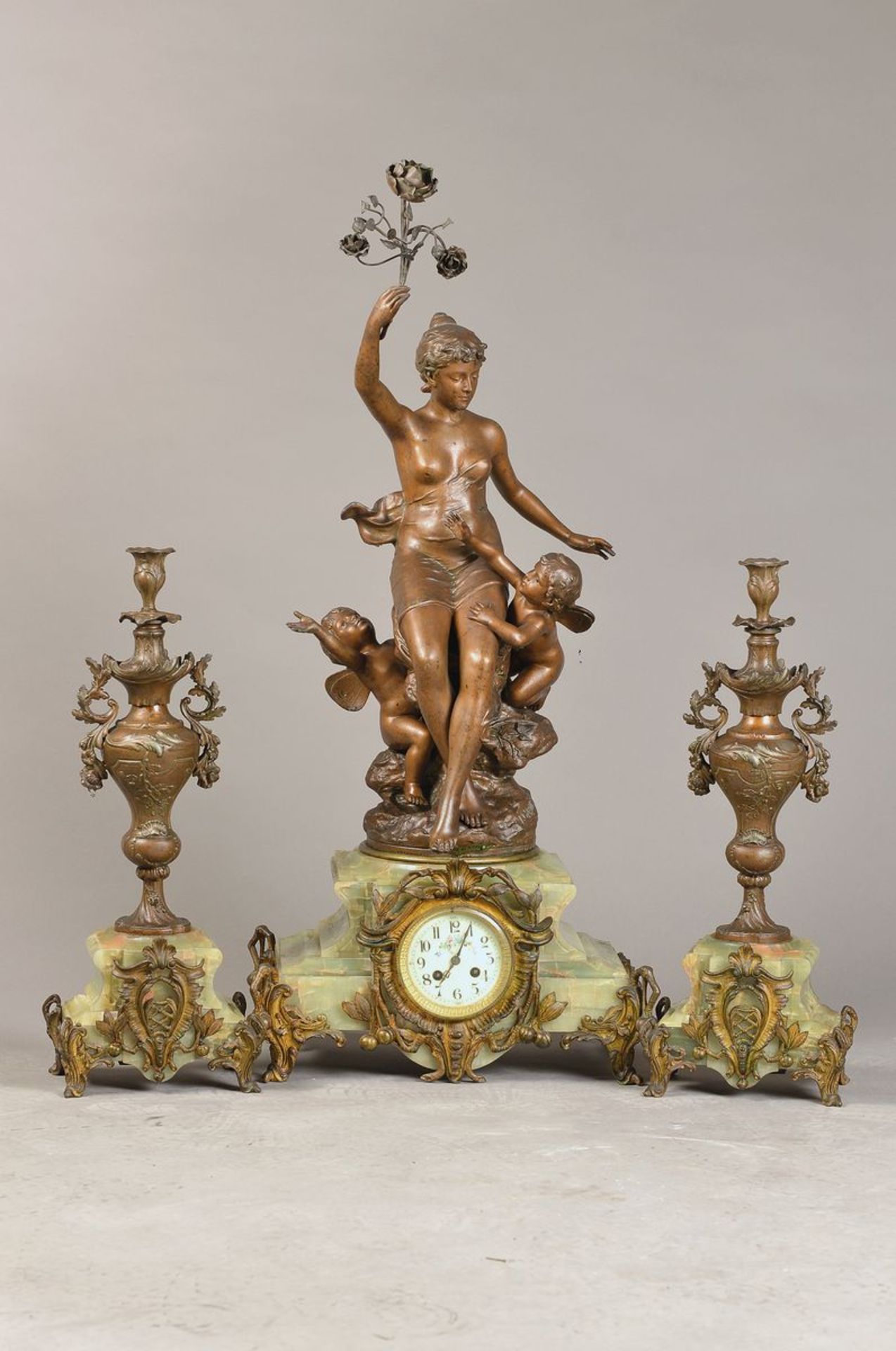 Große Pendule mit Figurenbekrönung und zwei Vasenbeisteller, Frankreich, um 1900, Sockel Gehäuse