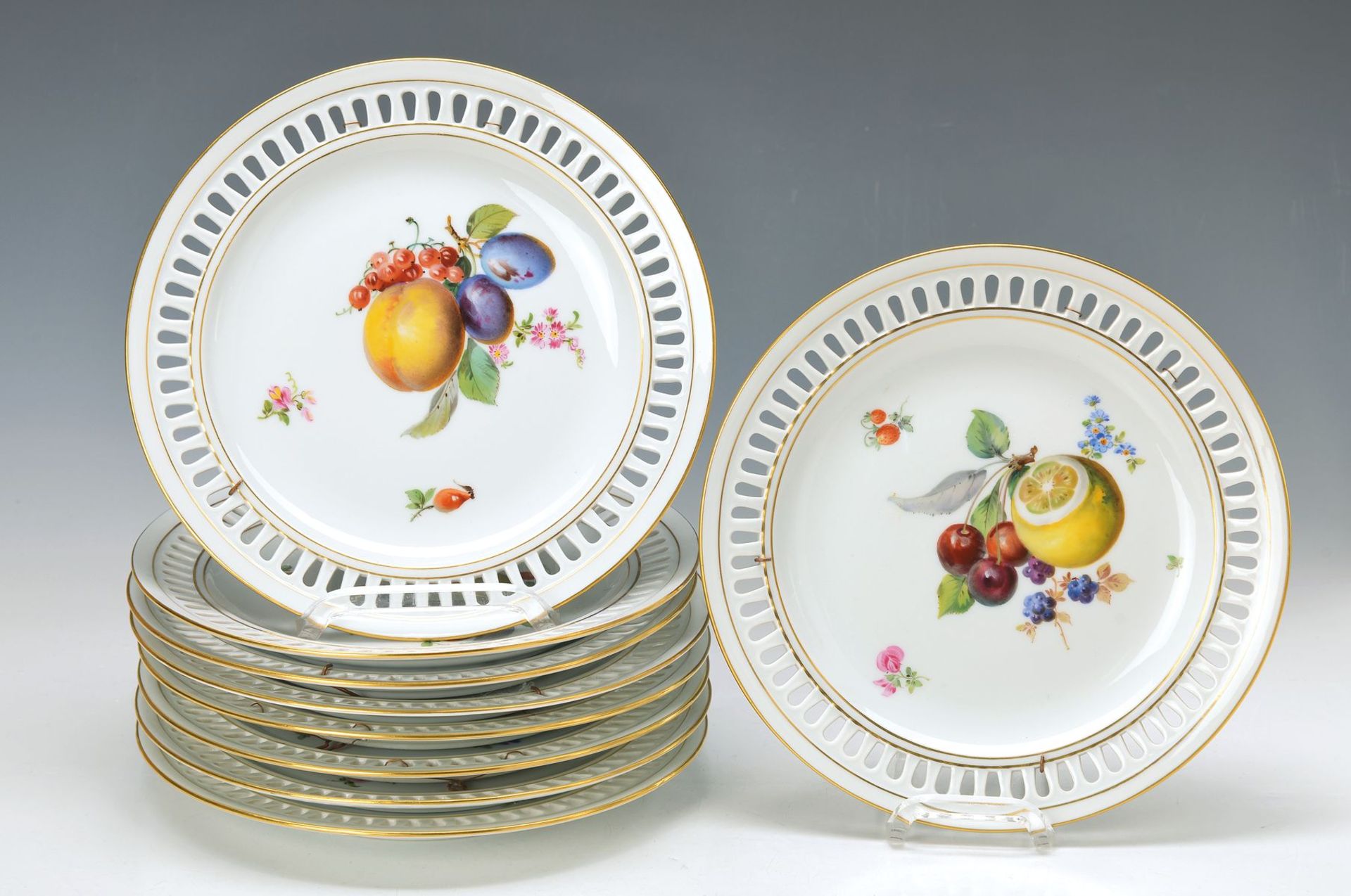 Neun Obstteller, Meissen, vorwiegend um 1924-33 bzw. 2. H. 20. Jh., polychrom bemalt,