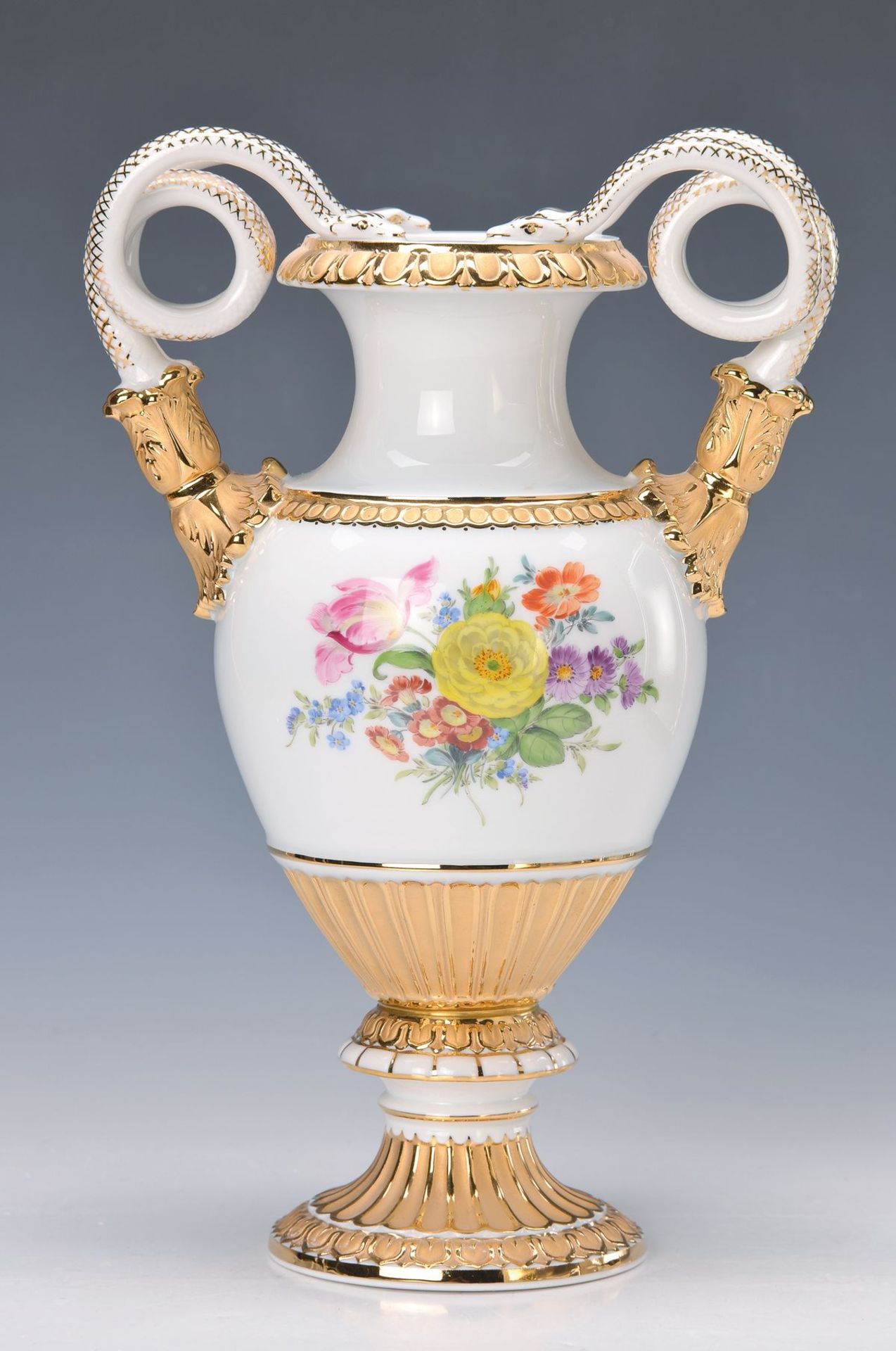 Schlangenhenkelvase, Meissen, 2. H. 20. Jh., 2. Wahl, polychrom bemalt, reiches Blumenbukett, reiner