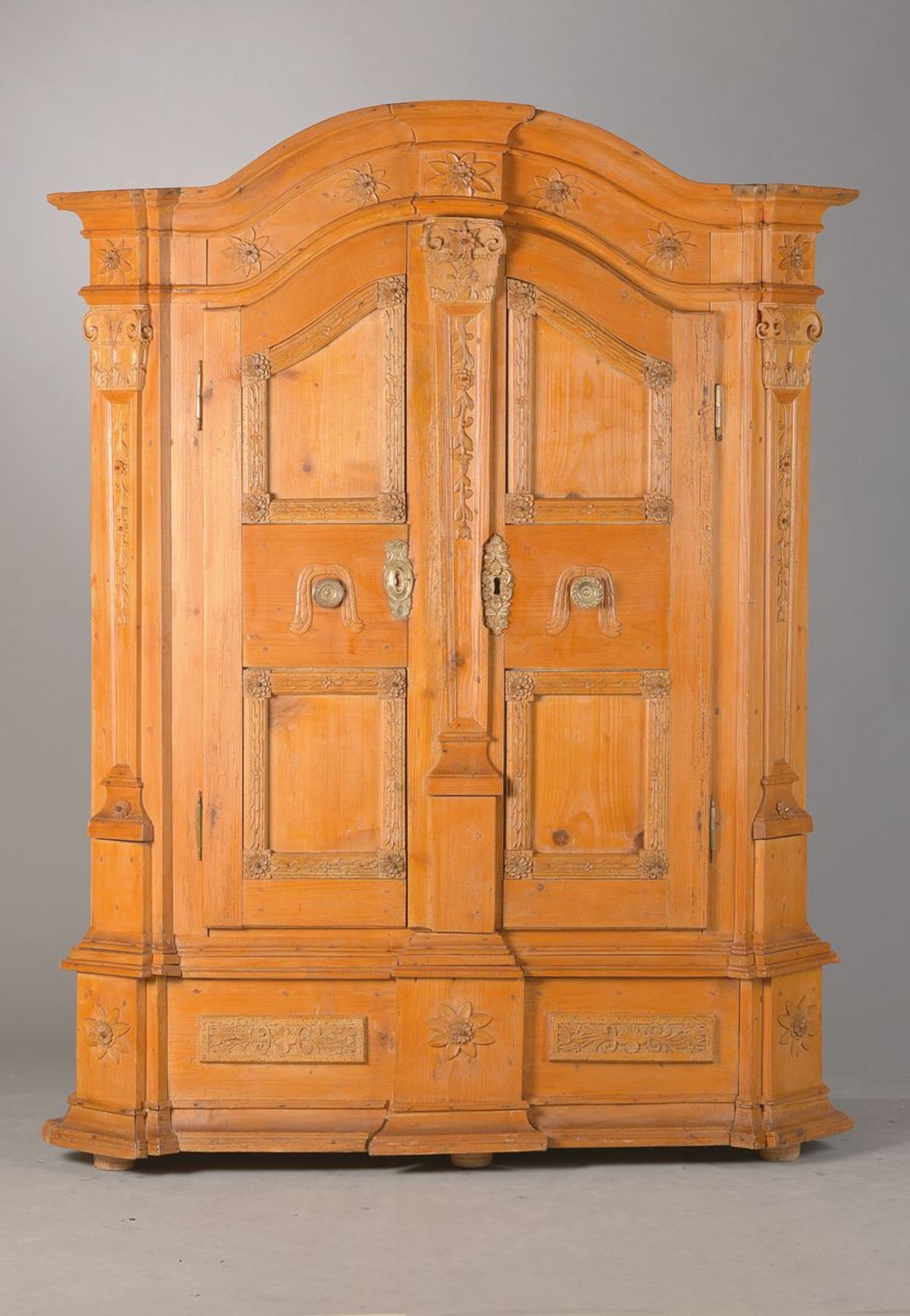 Kleiner Bauernschrank, Österreich, um 1800, Kiefer/Zirbelkiefer, abgeflachte Seiten mit angedeutetem