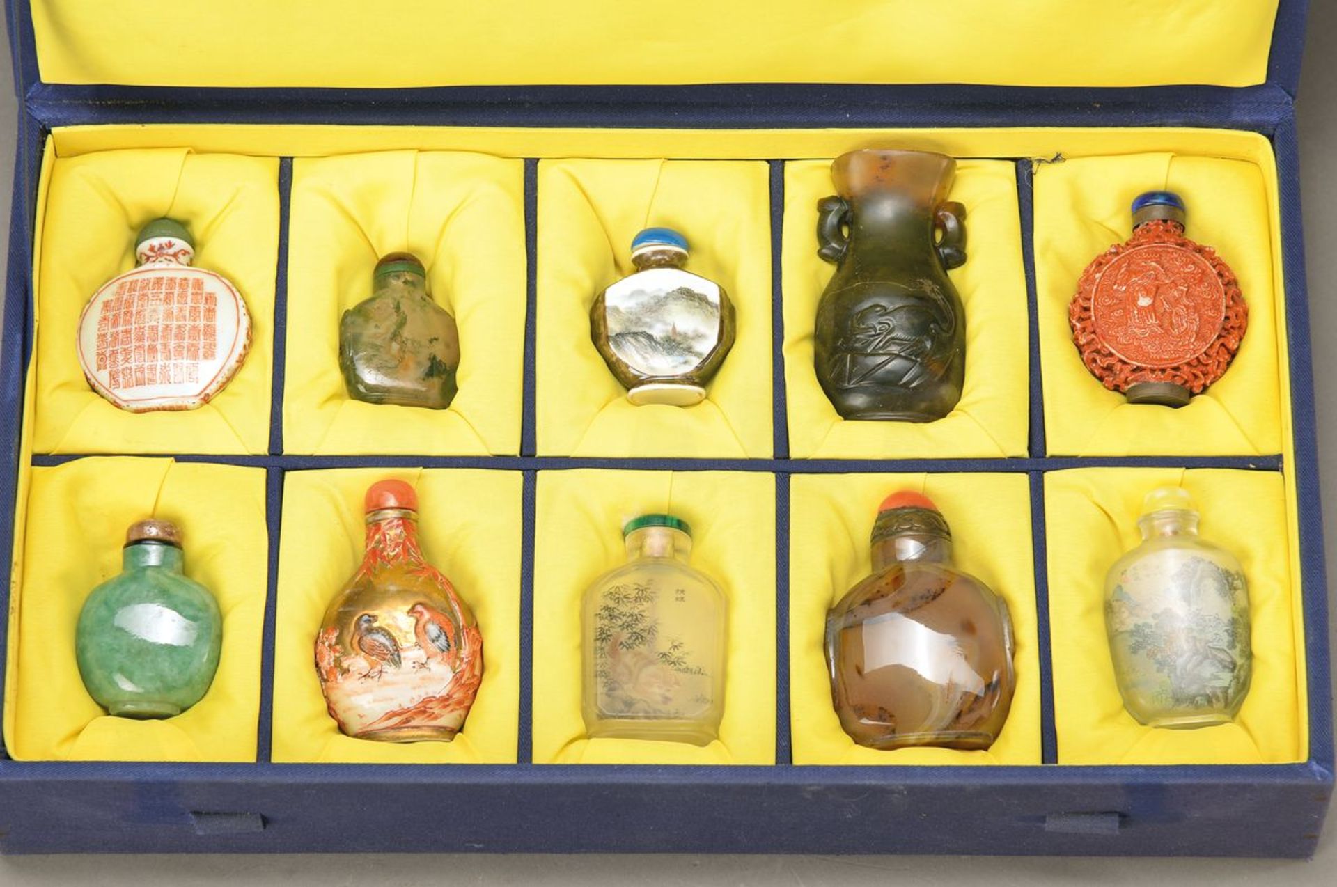 10 Snuffbottles/Vasen, China, 20. Jh., aus versch. Materialien, Glas, Porzellan, Speckstein,