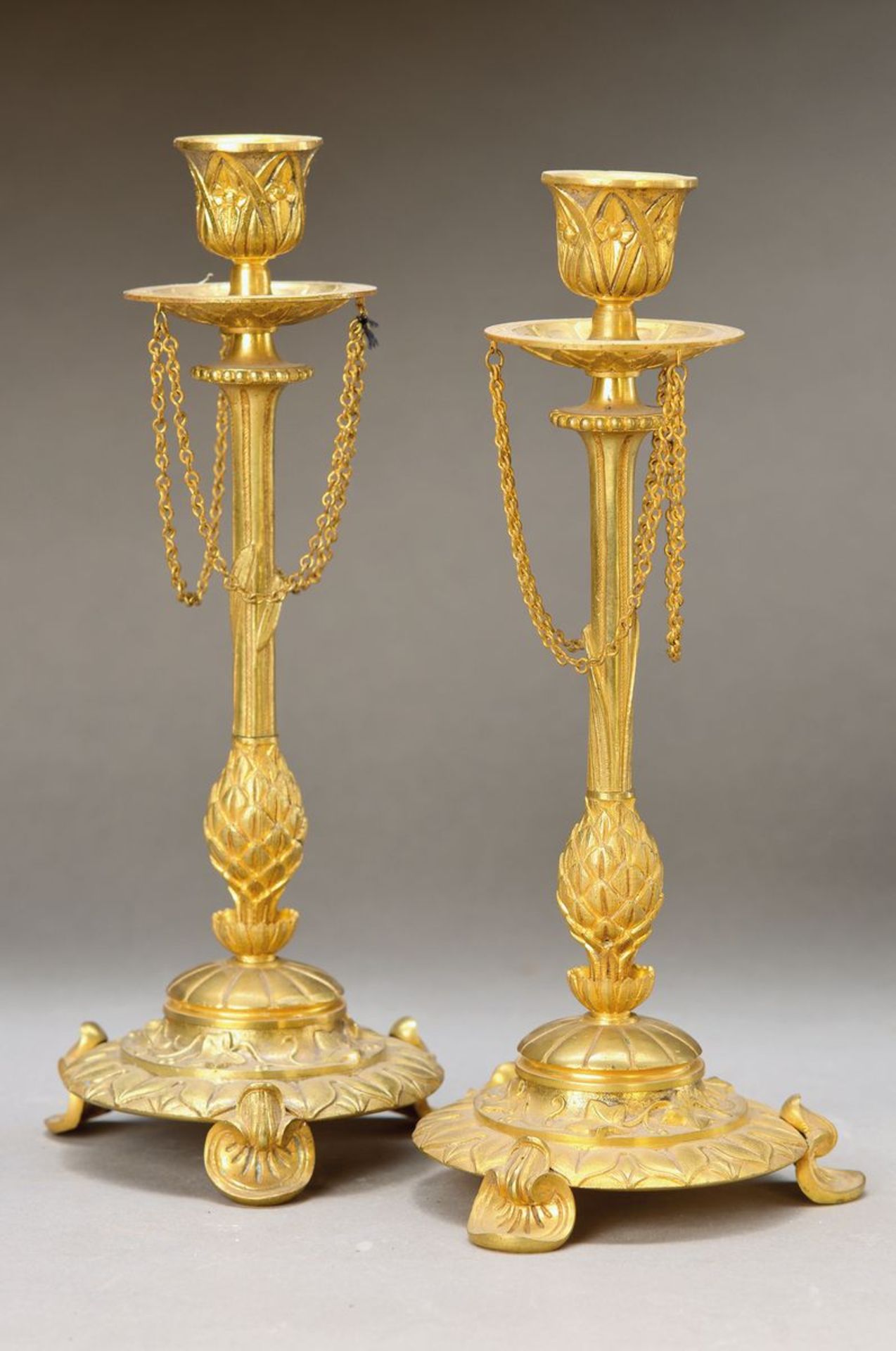 Paar Kerzenleuchter, Frankreich, 2. Hälfte 19.Jh., Messing, Dekor von Weinlaub und Akanthus, H.ca.