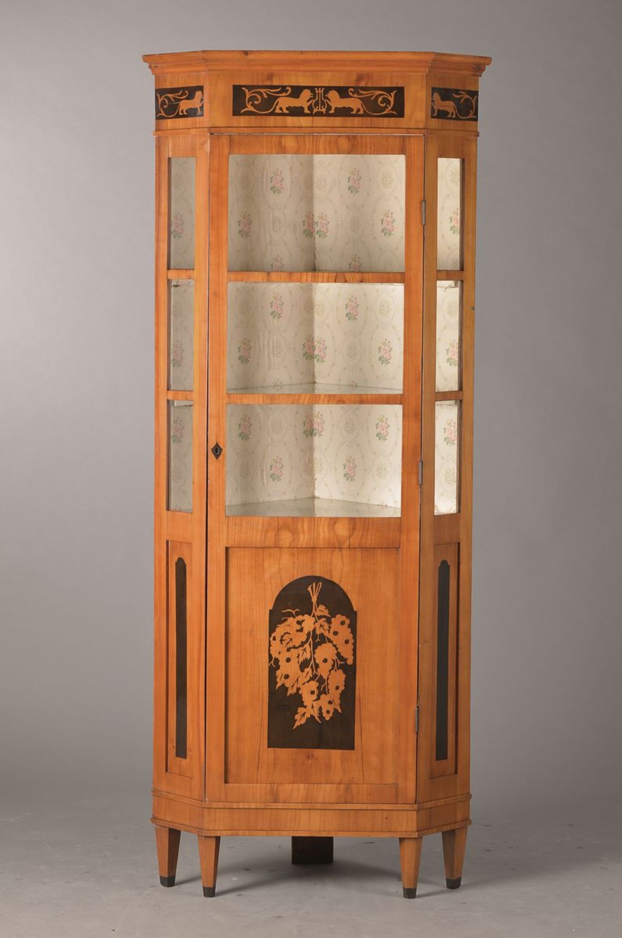 Eckvitrine, Biedermeier, süddeutsch, um 1905, Kirschbaumfurnier, intarsiert mit Löwen- und